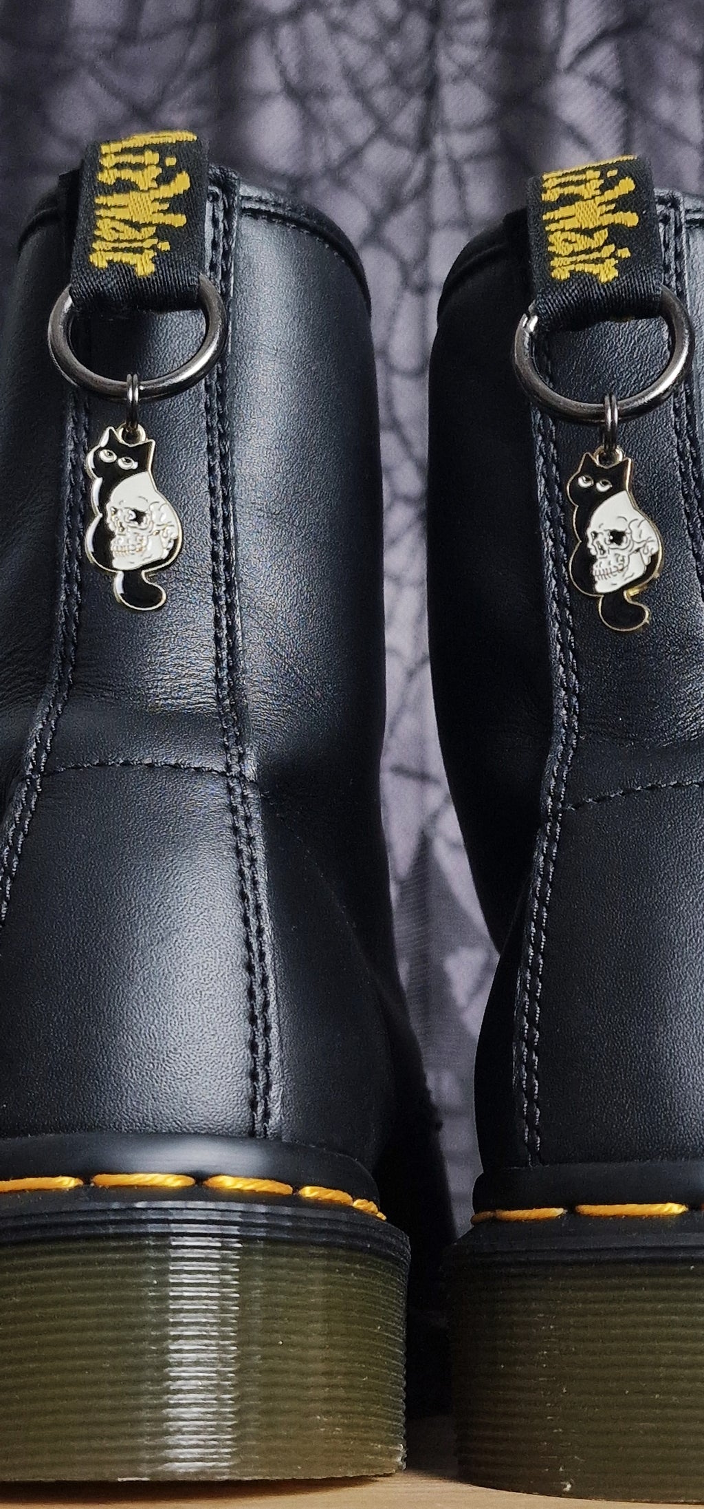 Bijoux simples sur brides arrière - Chat noir & tatou crâne