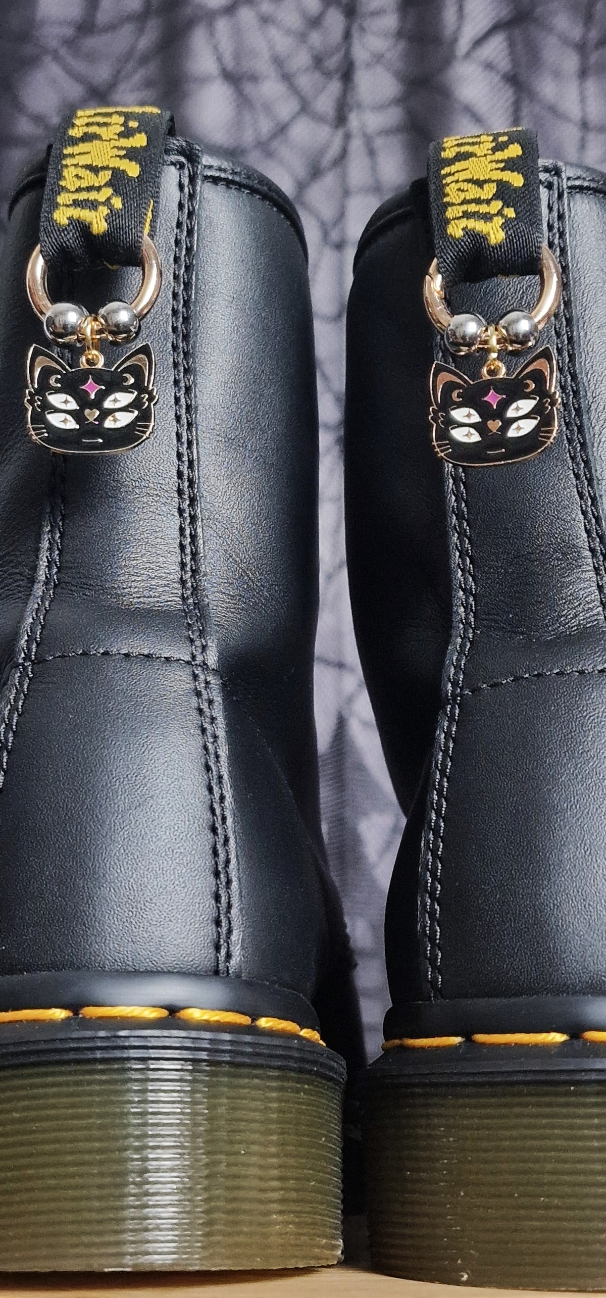 Bijoux simples sur brides arrière - Tête de chats noir