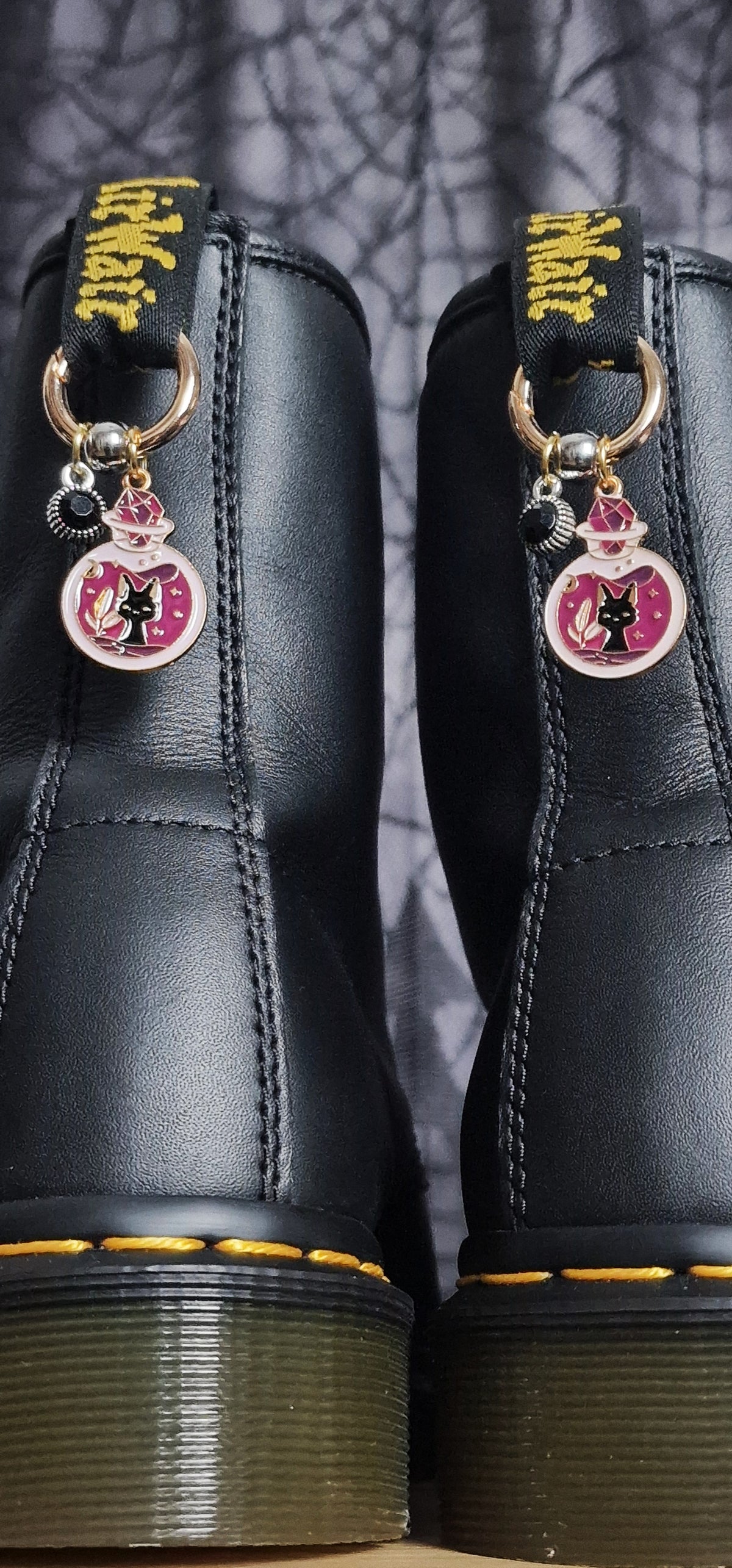 Bijoux simples sur brides arrière - Chat en flacon