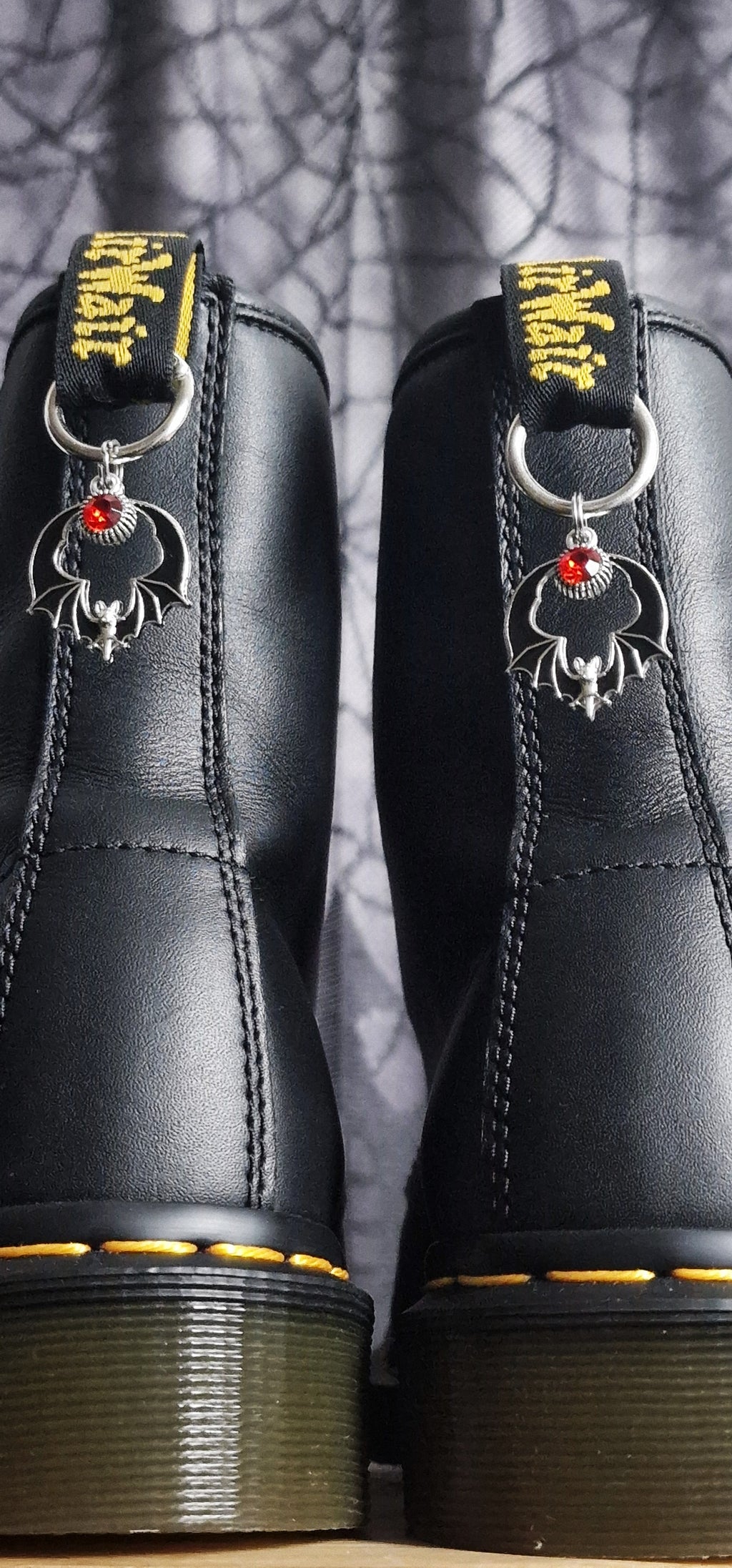 Bijoux simples sur brides arrière - Chauve-souris & Strass rouge