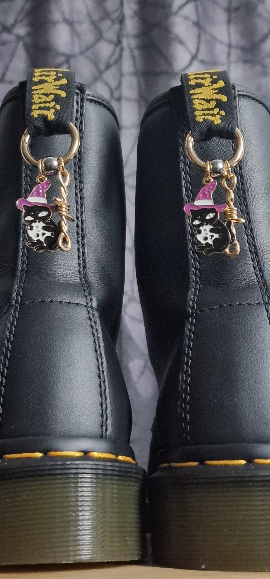 Bijoux simples sur brides arrière - Chat sorcier  avec chapeau