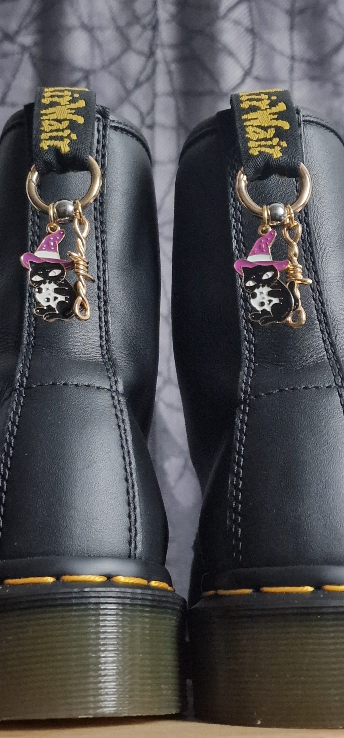 Bijoux simples sur brides arrière - Chat sorcier  avec chapeau