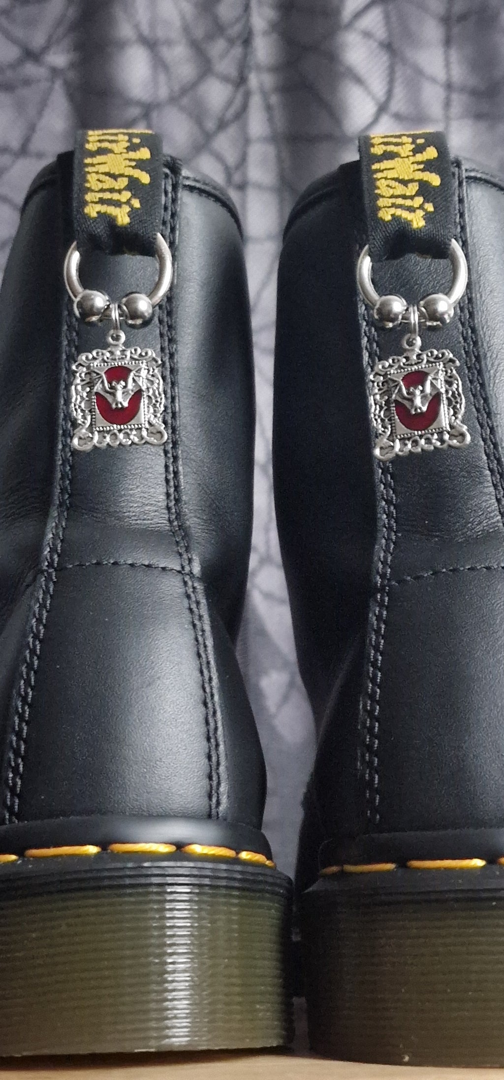 Bijoux simples sur brides arrière - Cadre baroque avec chauve-souris
