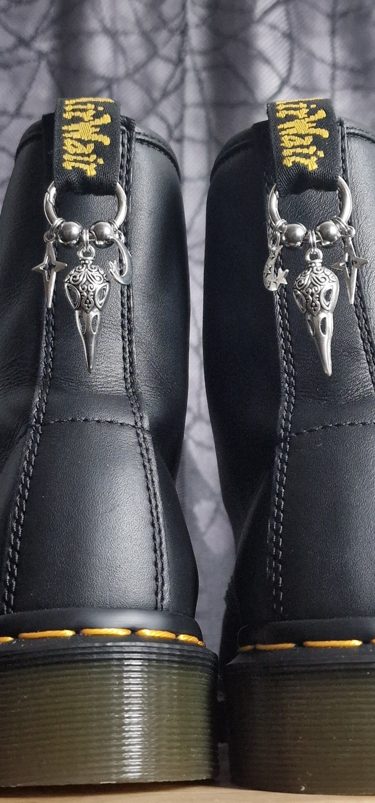 Bijoux simples sur brides arrière - Crâne de corbeau, lune & étoile