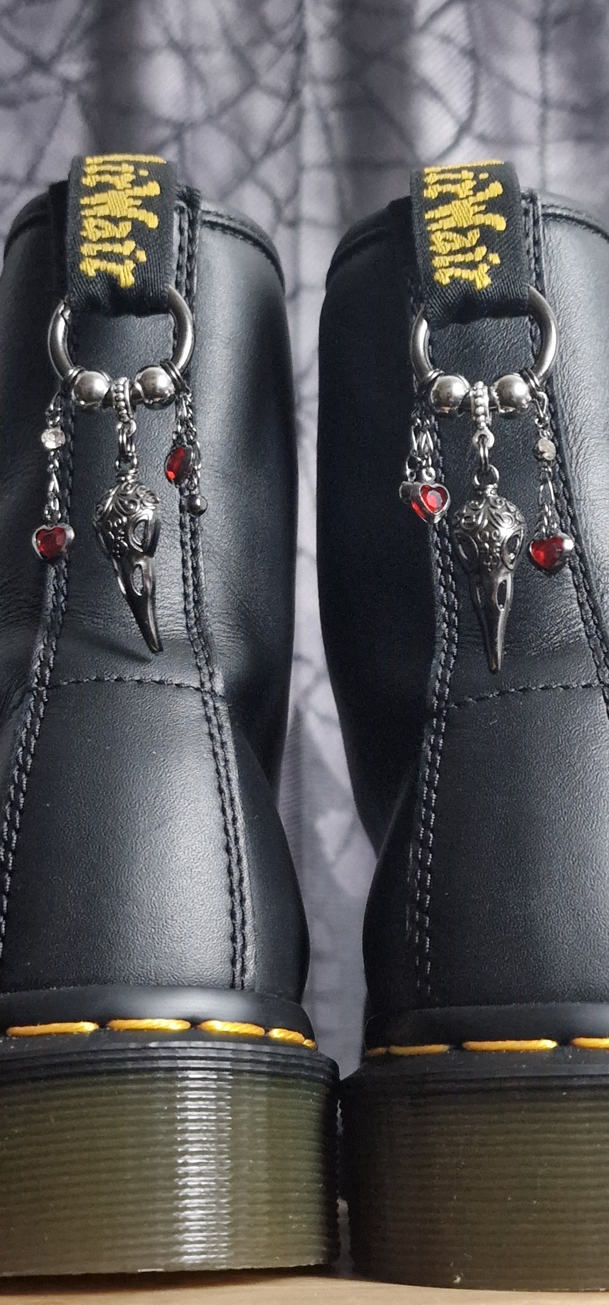 Bijoux simples sur brides arrière - Crâne de corbeau métallique noir et strass