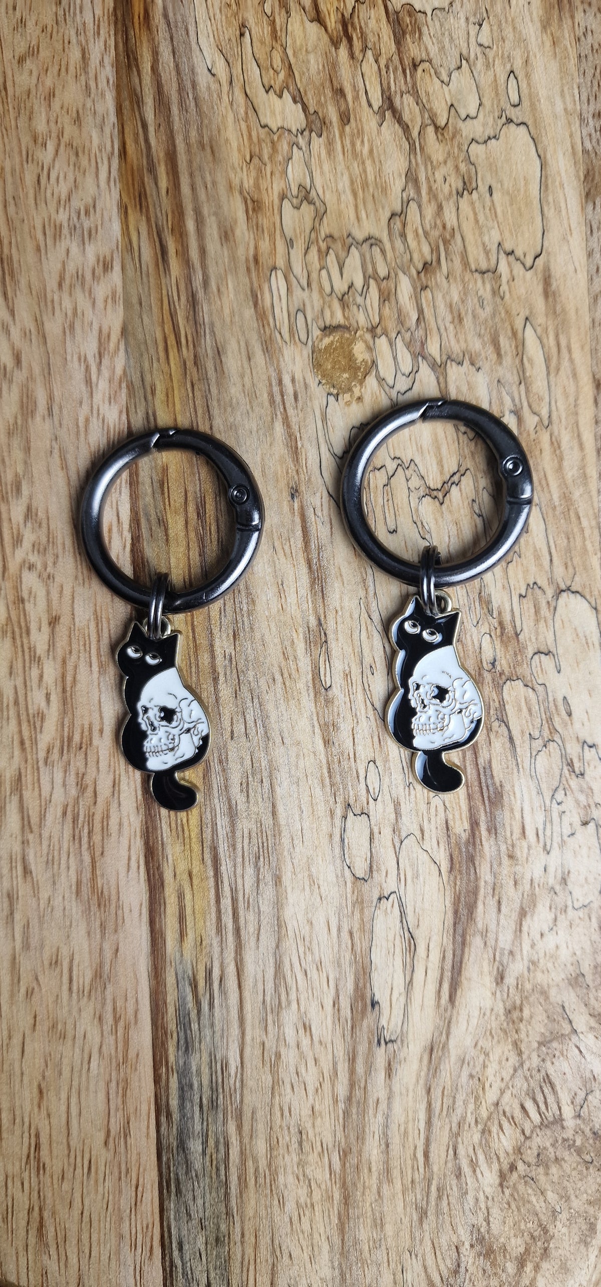 Bijoux simples sur brides arrière - Chat noir & tatou crâne