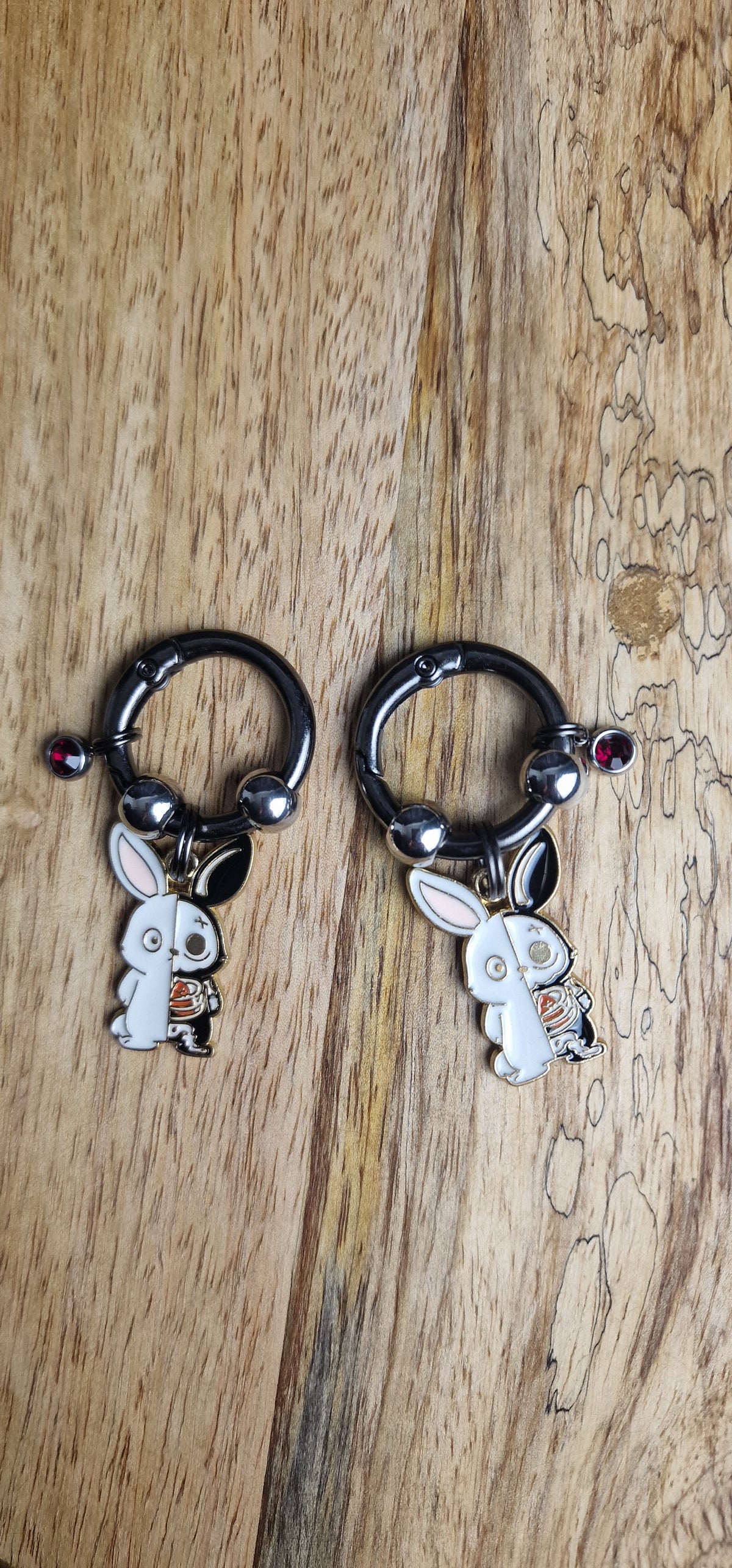 Bijoux simples sur brides arrière - Lapin & squelette