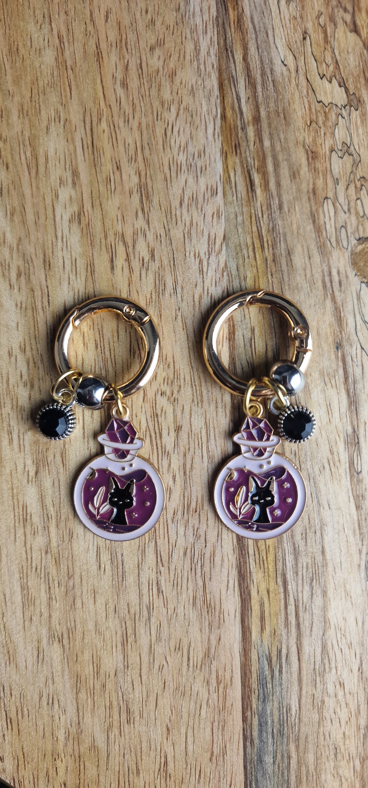 Bijoux simples sur brides arrière - Chat en flacon