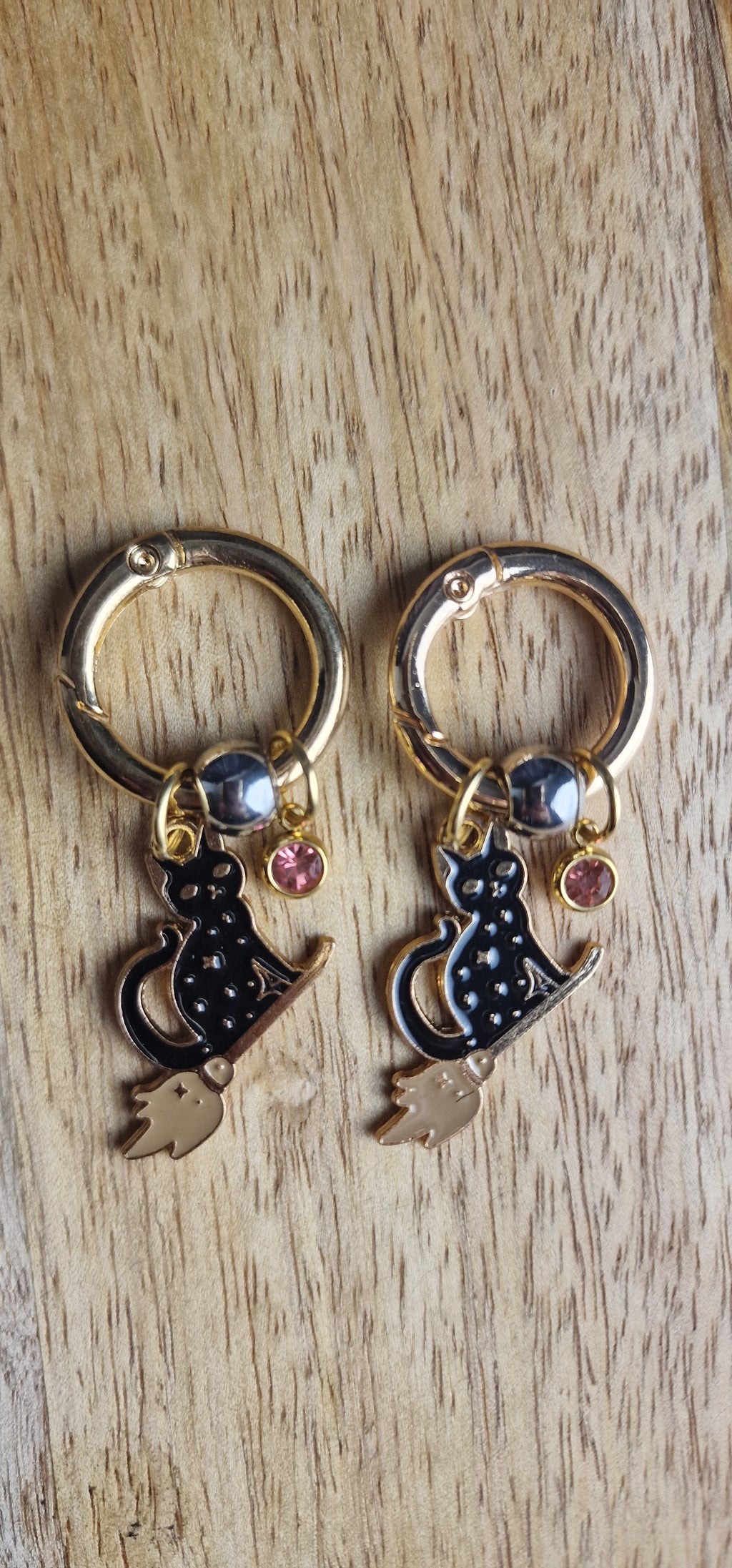 Bijoux simples sur brides arrière - Chat sorcier sur son balais