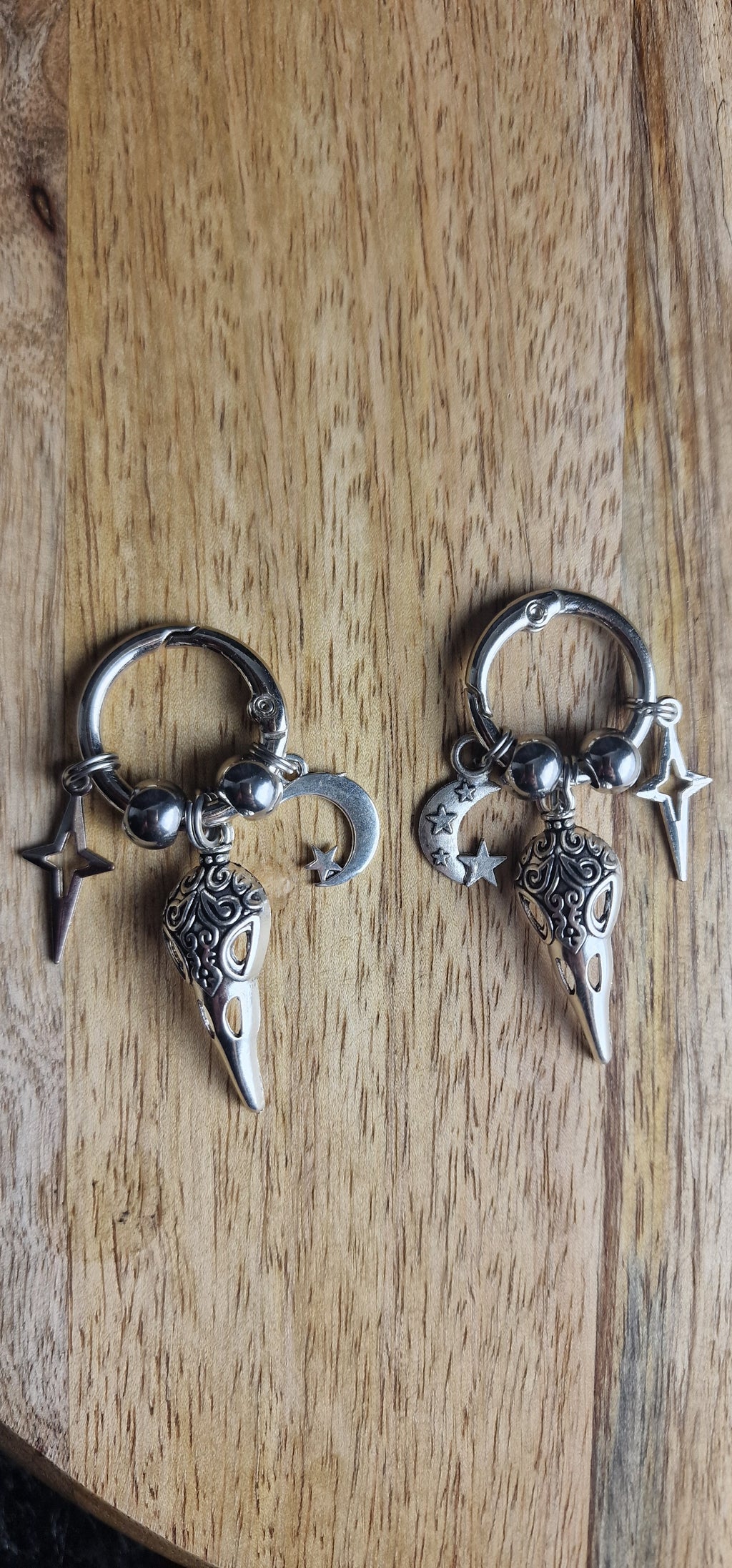 Bijoux simples sur brides arrière - Crâne de corbeau, lune & étoile