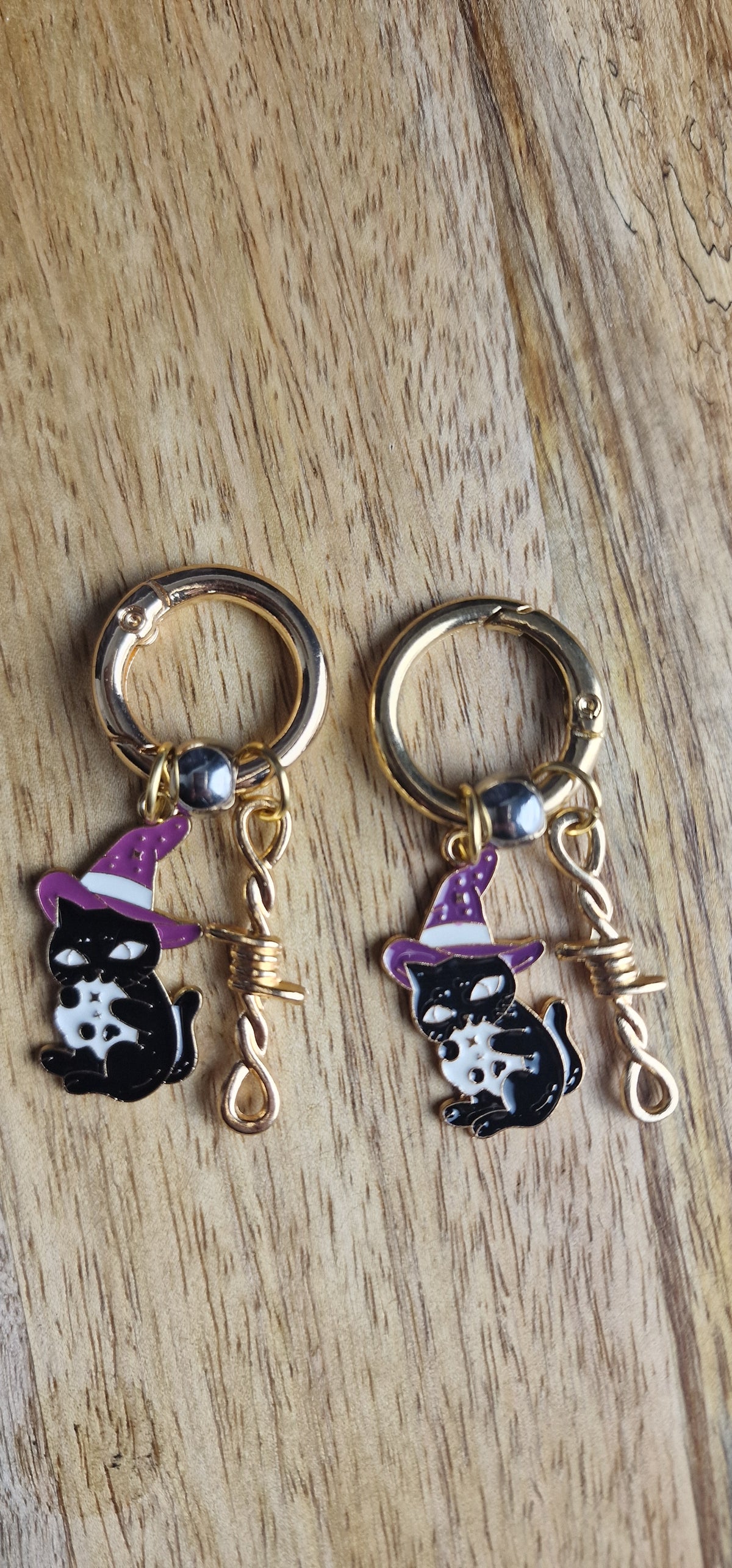 Bijoux simples sur brides arrière - Chat sorcier  avec chapeau