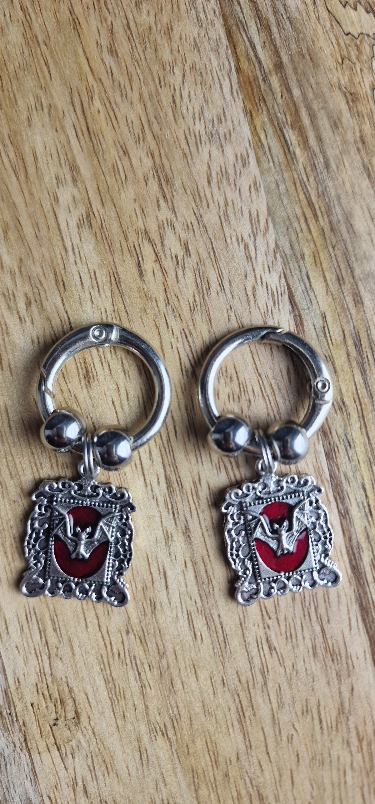 Bijoux simples sur brides arrière - Cadre baroque avec chauve-souris