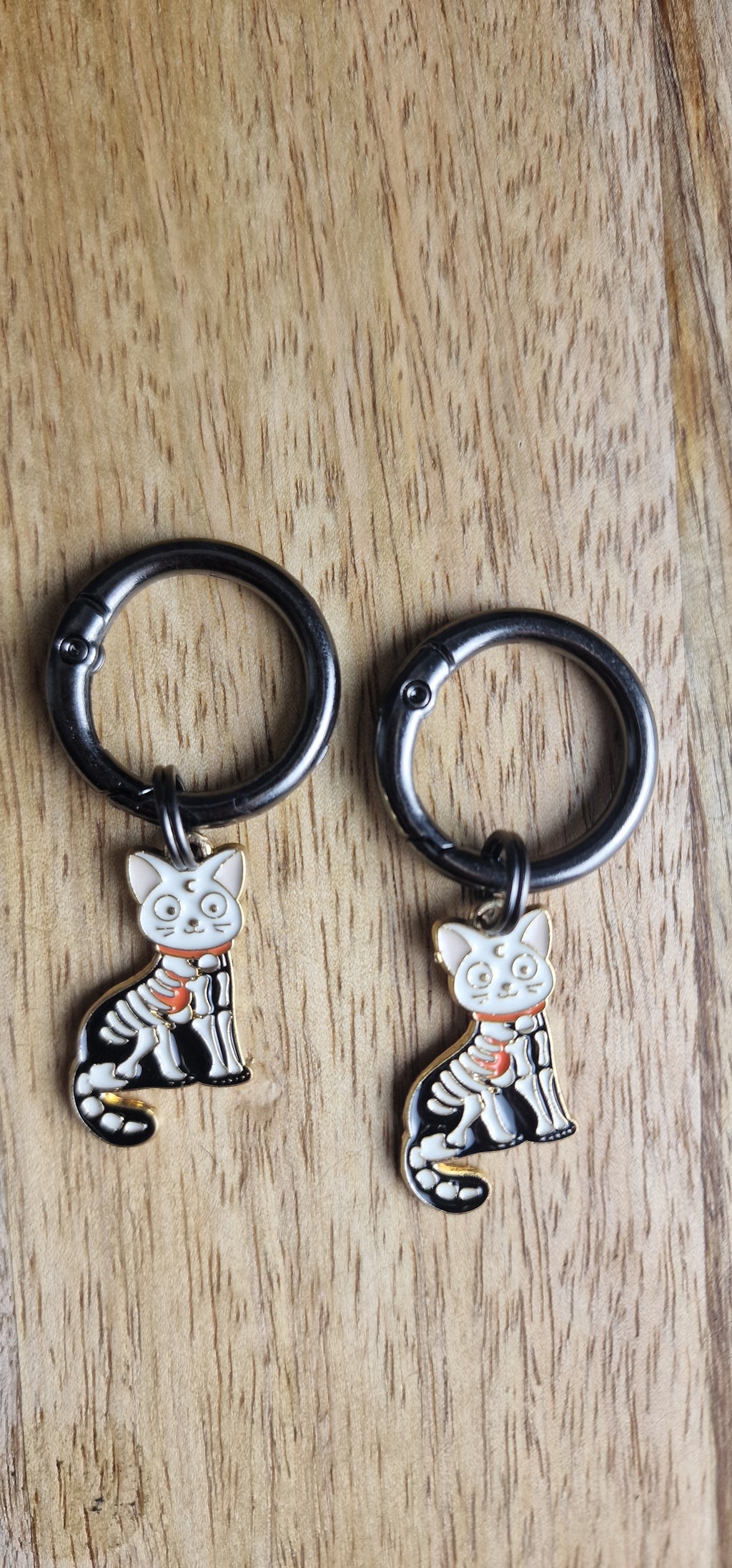 Bijoux simples sur brides arrière - Chat squelette