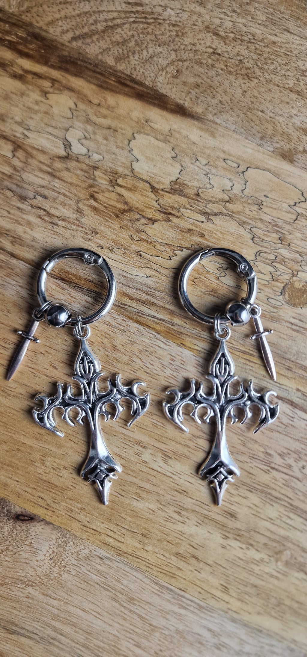 Bijoux simples sur brides arrière - Croix en feu & dague