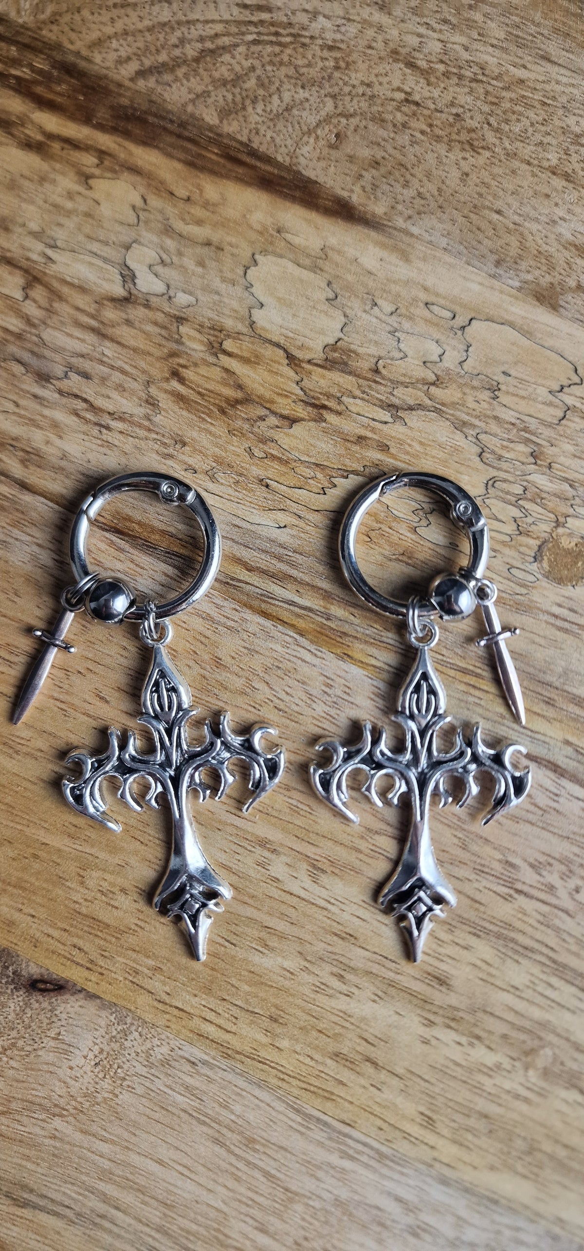 Bijoux simples sur brides arrière - Croix en feu & dague