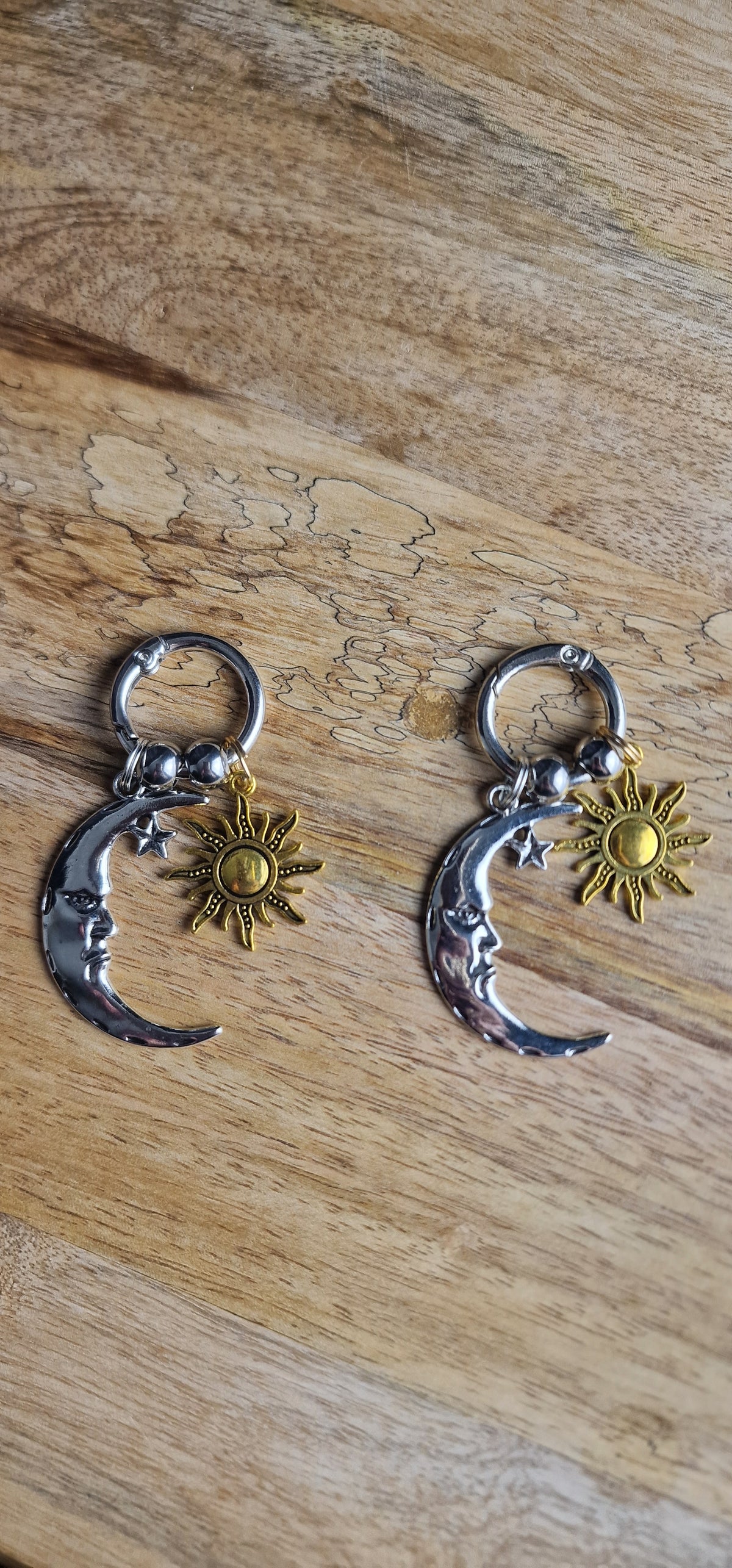 Bijoux simples sur brides arrière - Lune furieuse et soleil