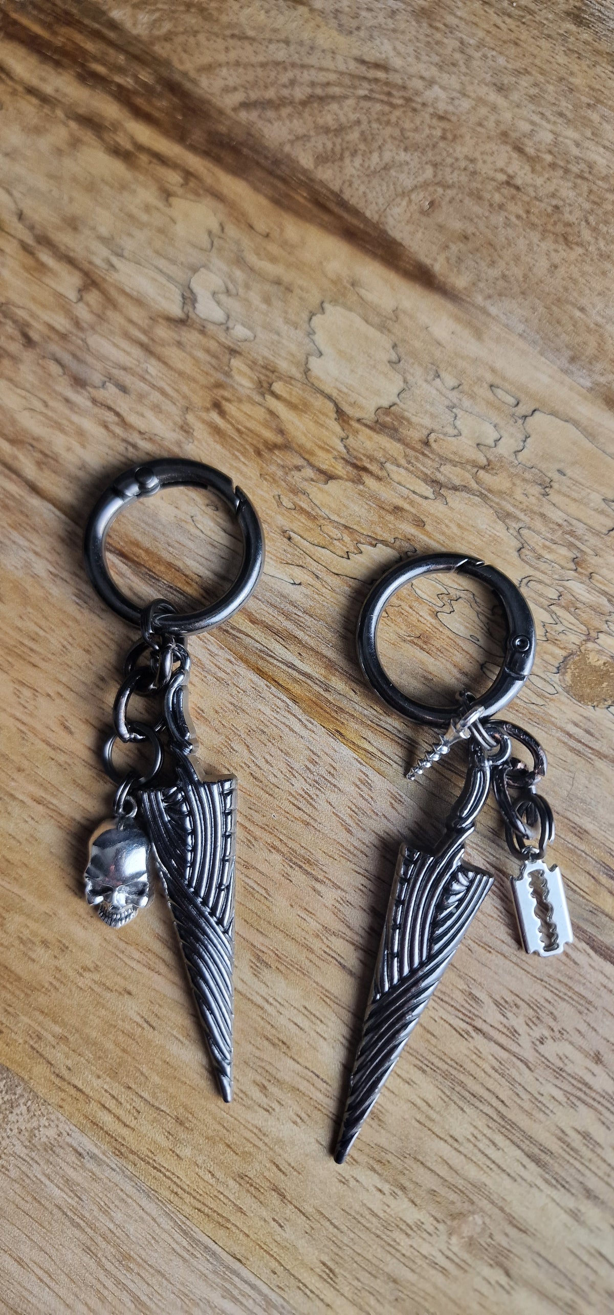 Bijoux simples sur brides arrière - Grand pic, crâne, lame et vis