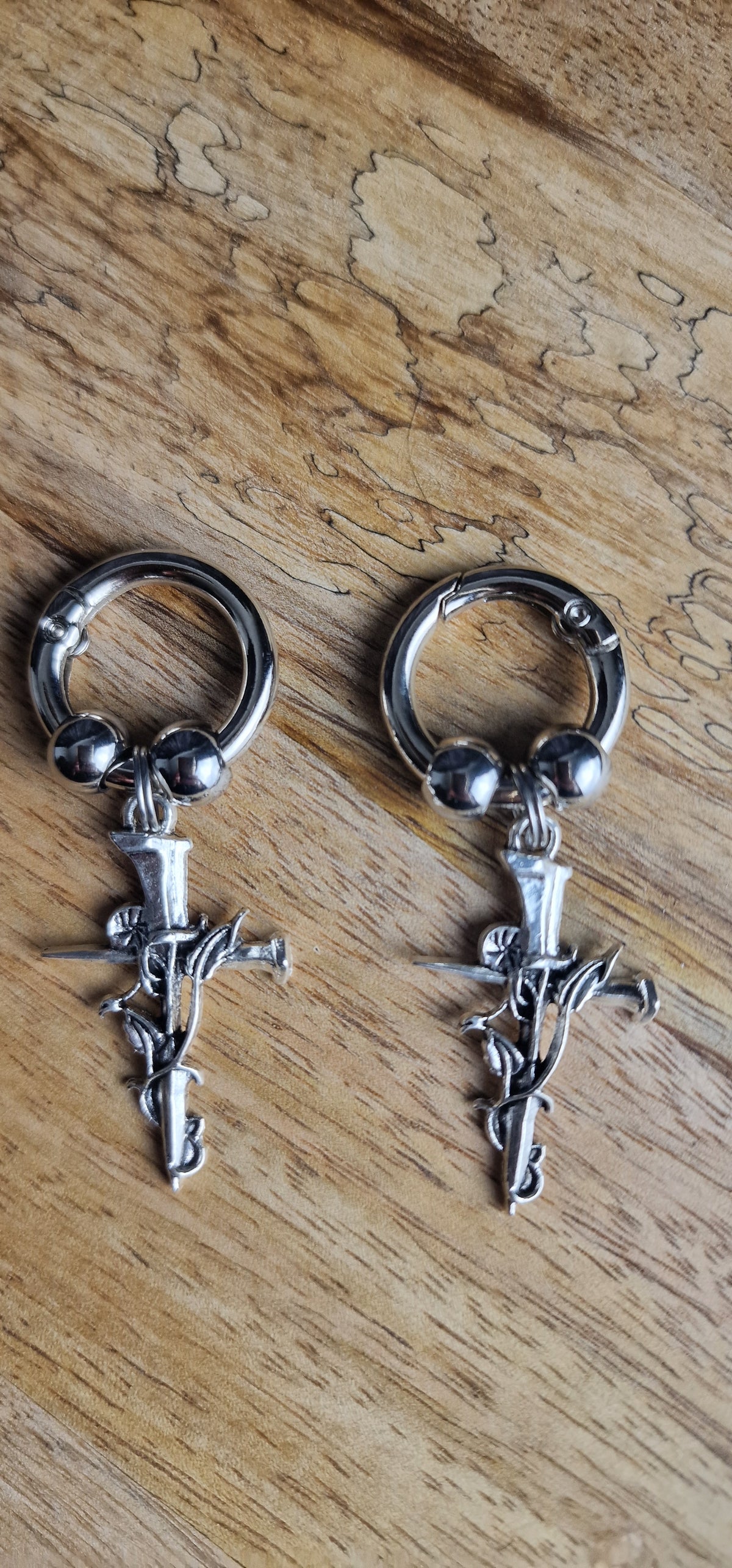 Bijoux simples sur brides arrière - Croix dans la végétation