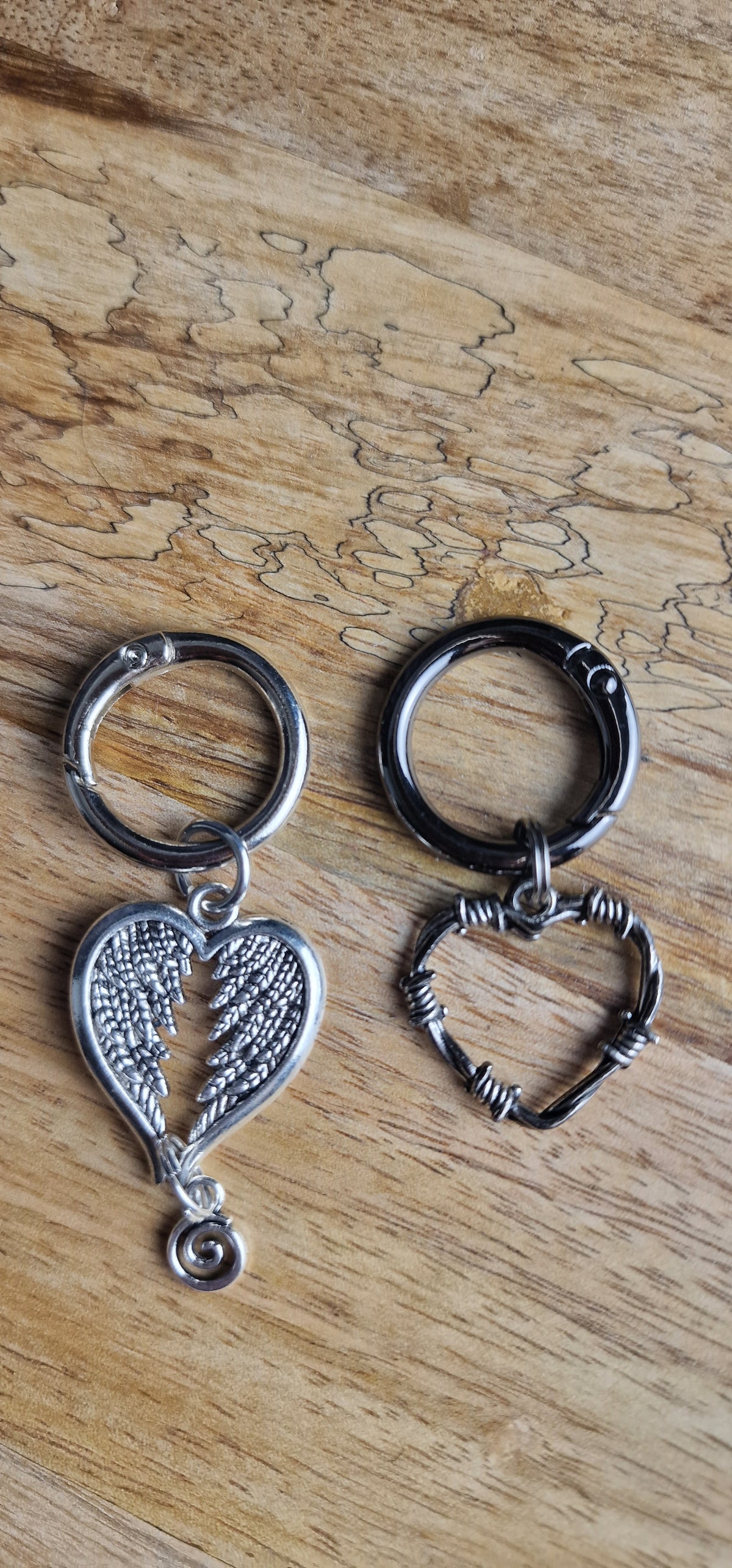Bijoux simples sur brides arrière - Coeur ailé / barbelé