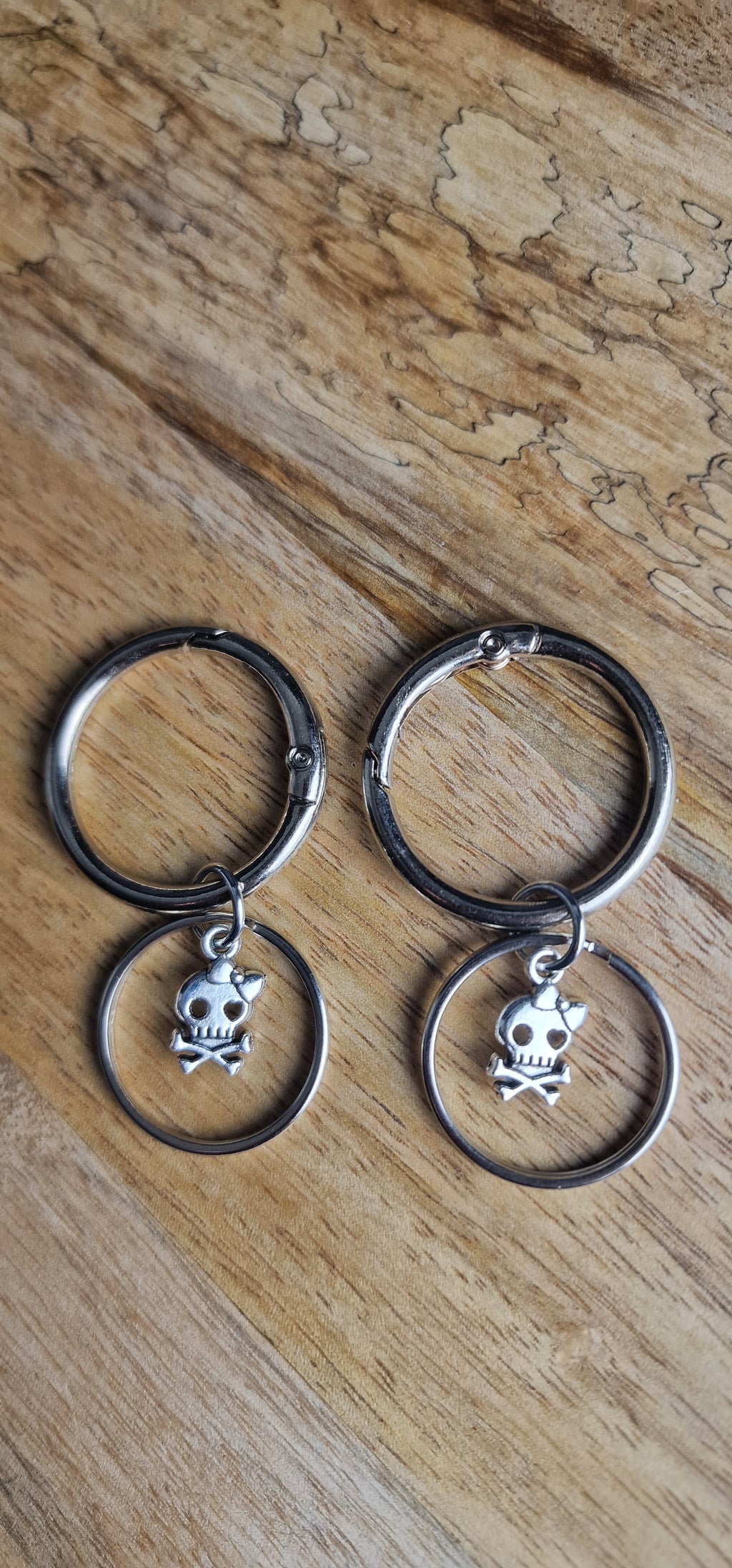 Bijoux simples sur brides arrière - Crâne Girly dans anneau up-cyclé