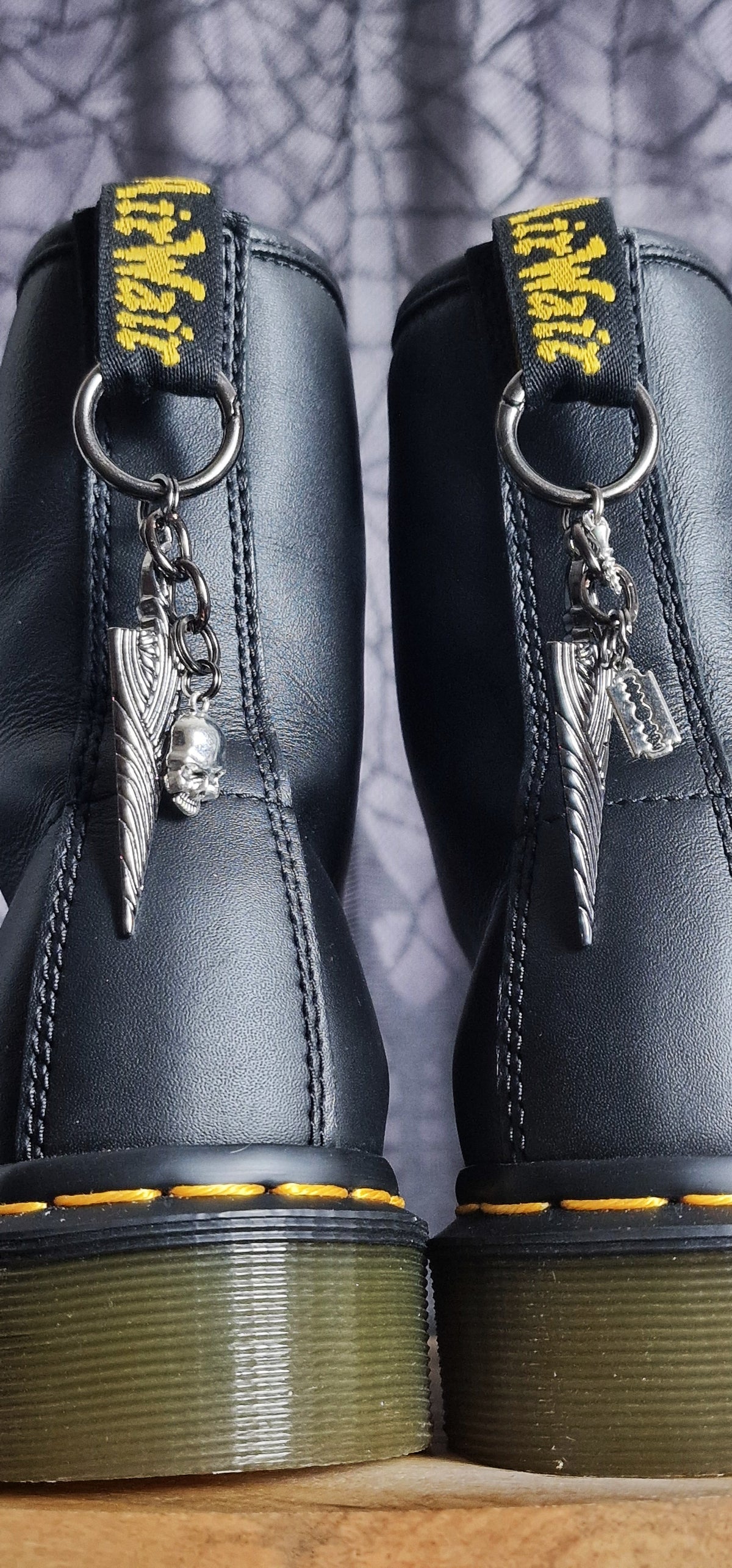 Bijoux simples sur brides arrière - Grand pic, crâne, lame et vis