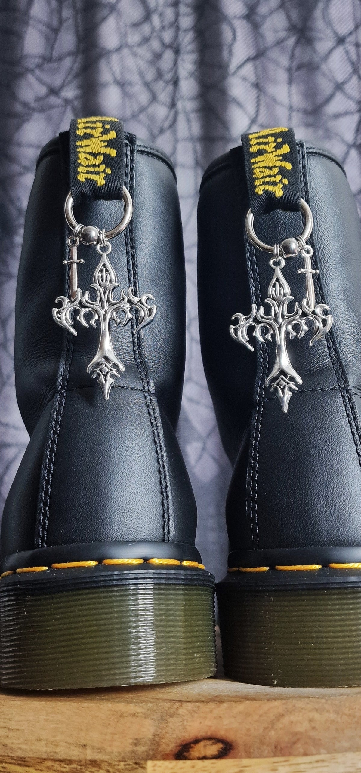 Bijoux simples sur brides arrière - Croix en feu & dague