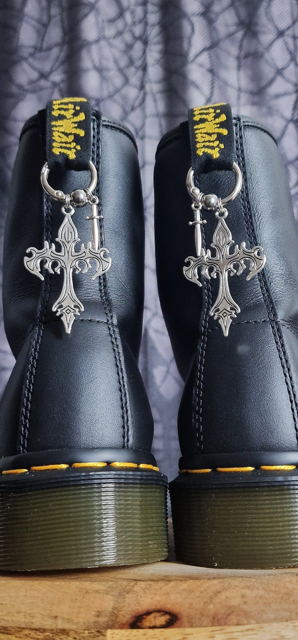 Bijoux simples sur brides arrière - Croix en feu & dague