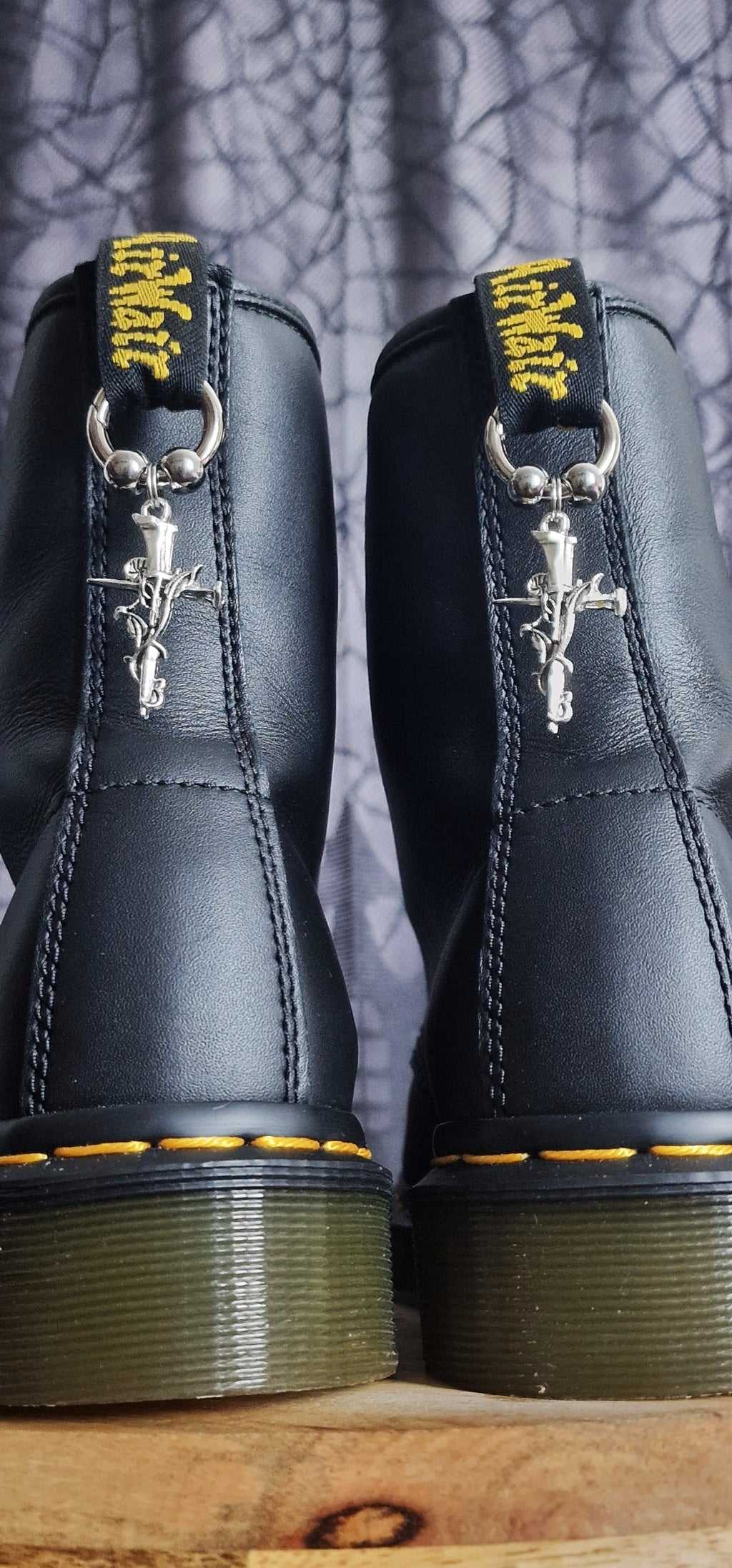 Bijoux simples sur brides arrière - Croix dans la végétation