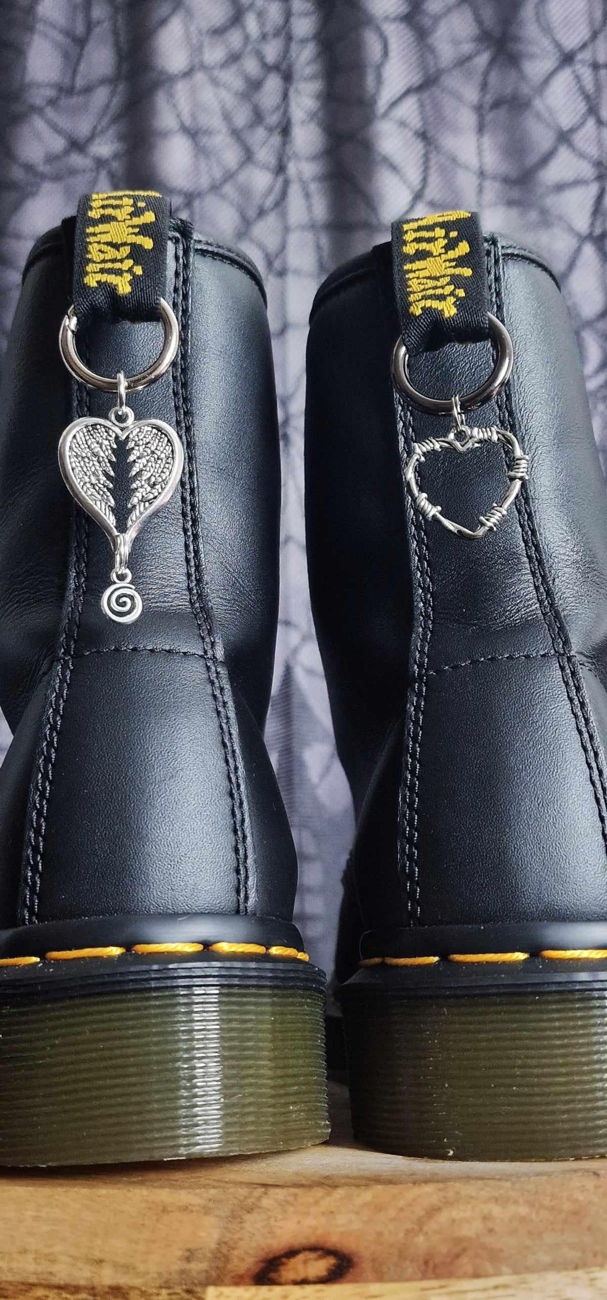 Bijoux simples sur brides arrière - Coeur ailé / barbelé