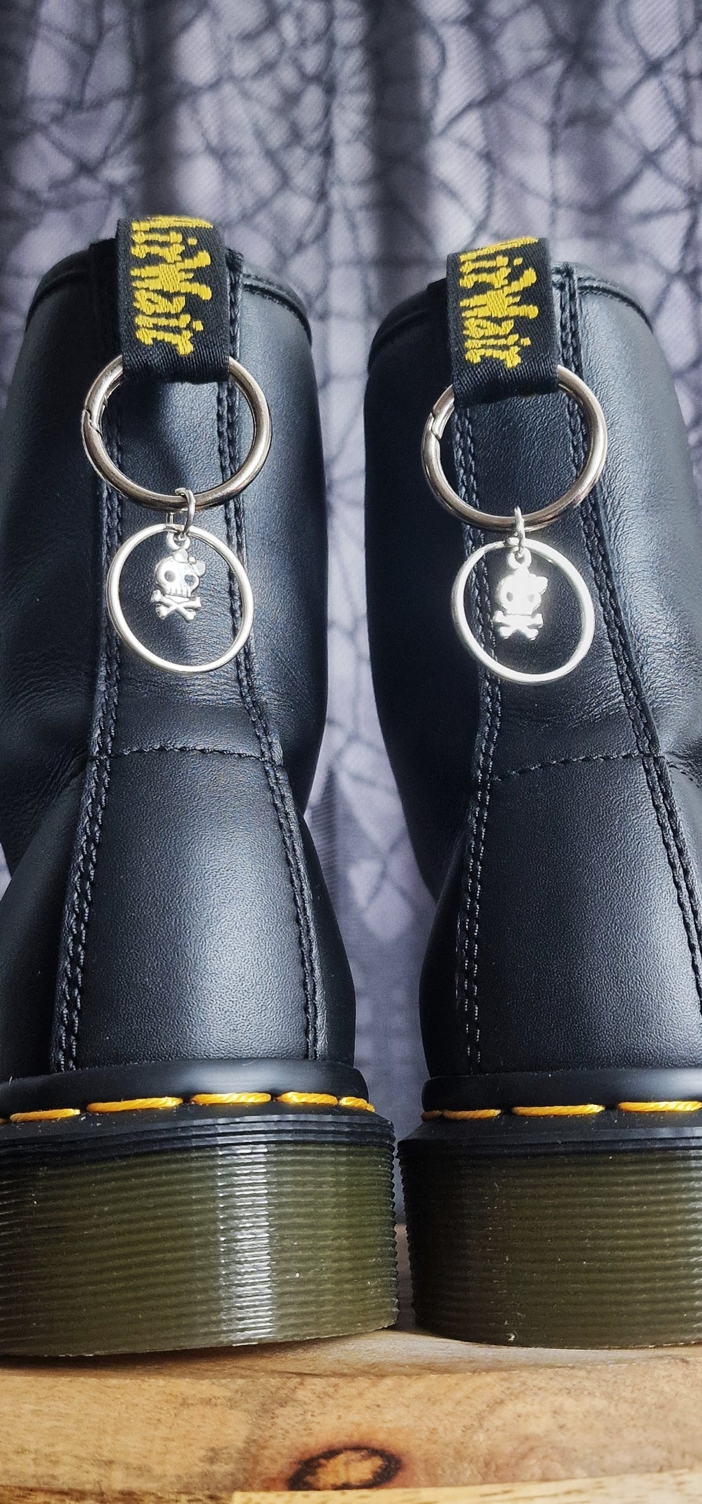 Bijoux simples sur brides arrière - Crâne Girly dans anneau up-cyclé