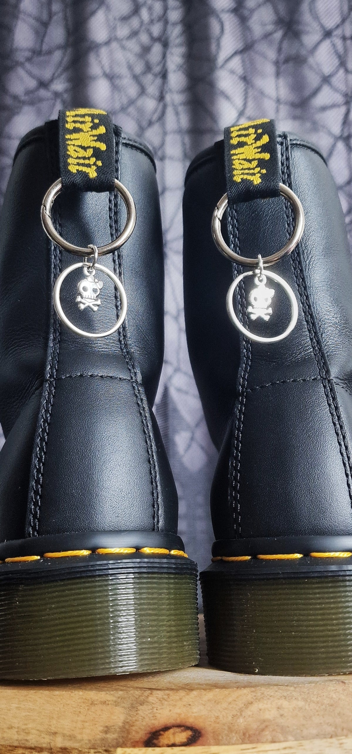 Bijoux simples sur brides arrière - Crâne Girly dans anneau up-cyclé