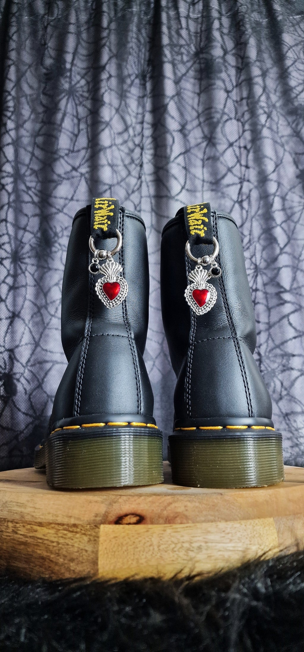 Bijoux simples sur brides arrière - Coeur Sacré & Strass noir