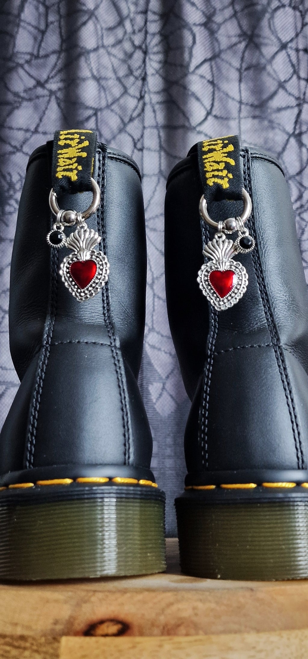 Bijoux simples sur brides arrière - Coeur Sacré & Strass noir