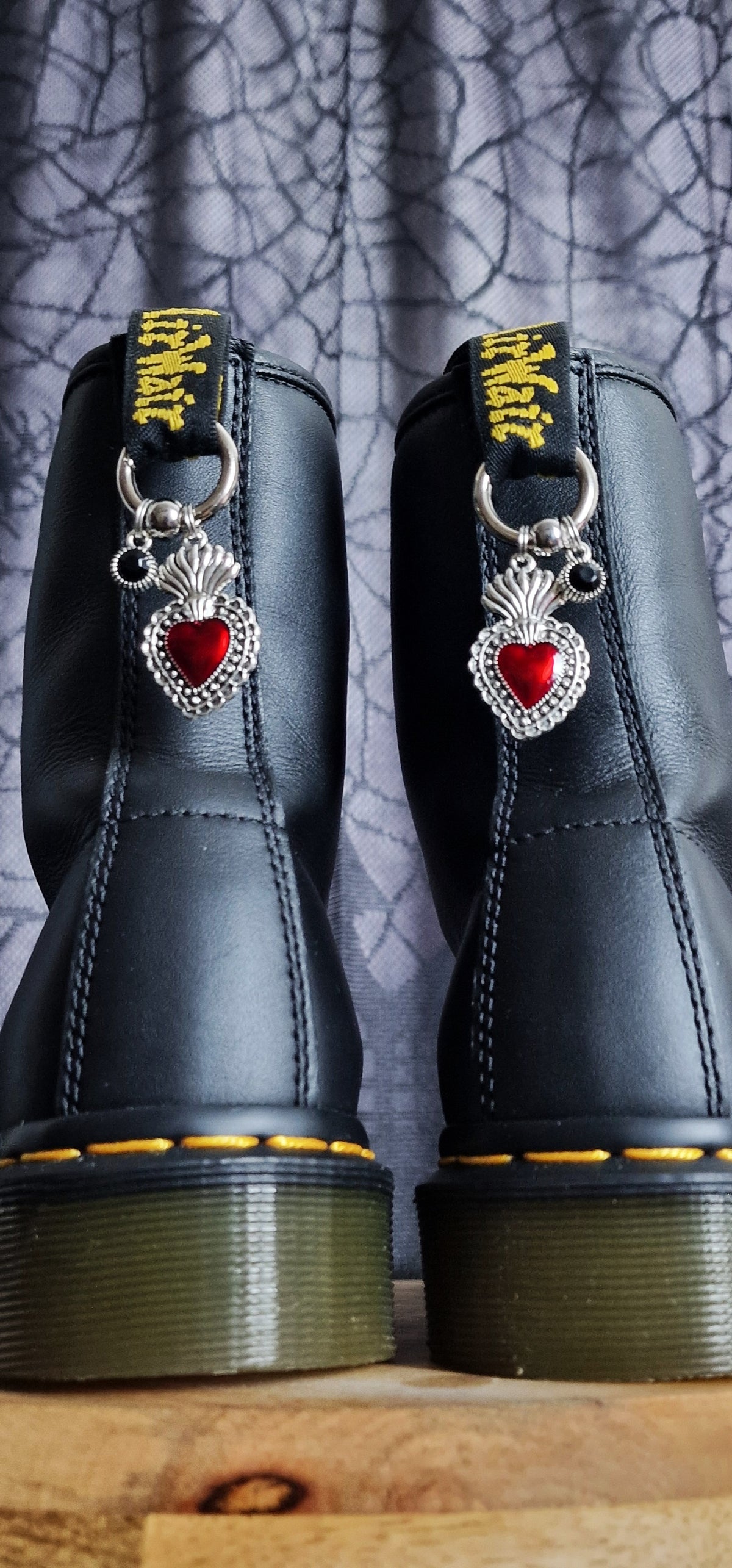 Bijoux simples sur brides arrière - Coeur Sacré & Strass noir
