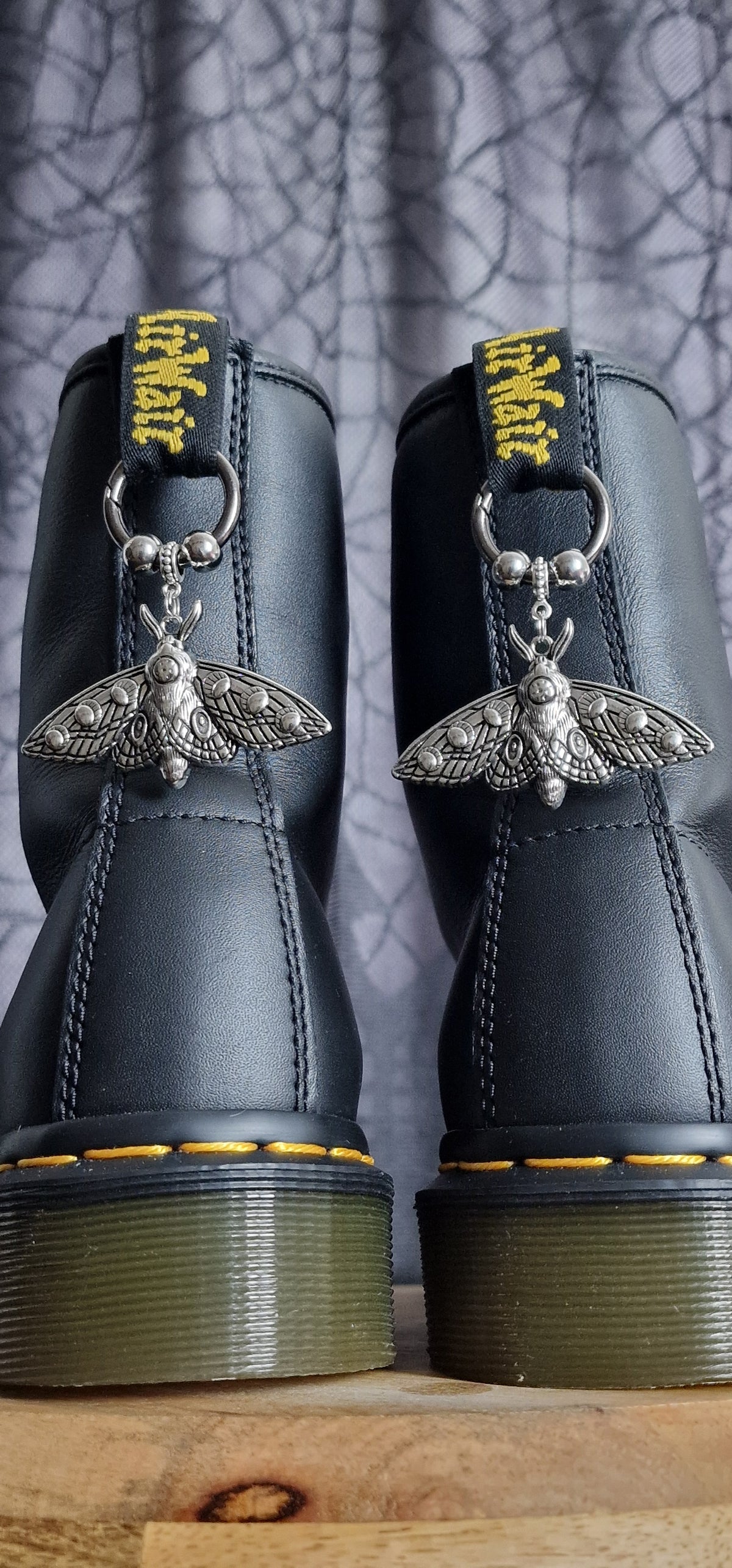 Bijoux simples sur brides arrière - papillon de nuit XXL