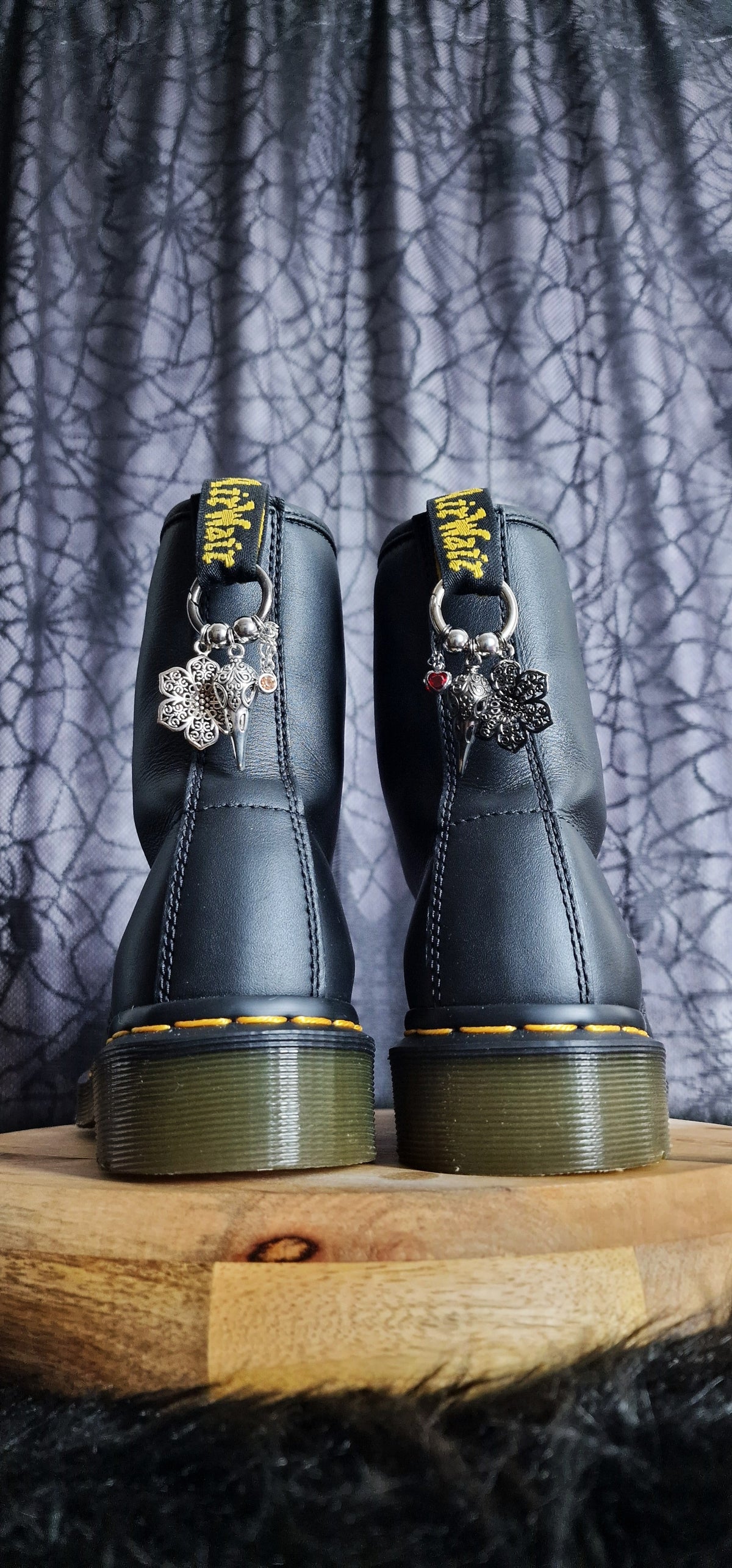 Bijoux simples sur brides arrière - Crâne de corbeau, fleur dentelle & strass