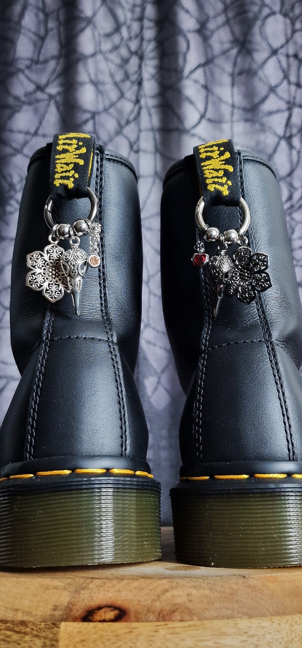 Bijoux simples sur brides arrière - Crâne de corbeau, fleur dentelle & strass