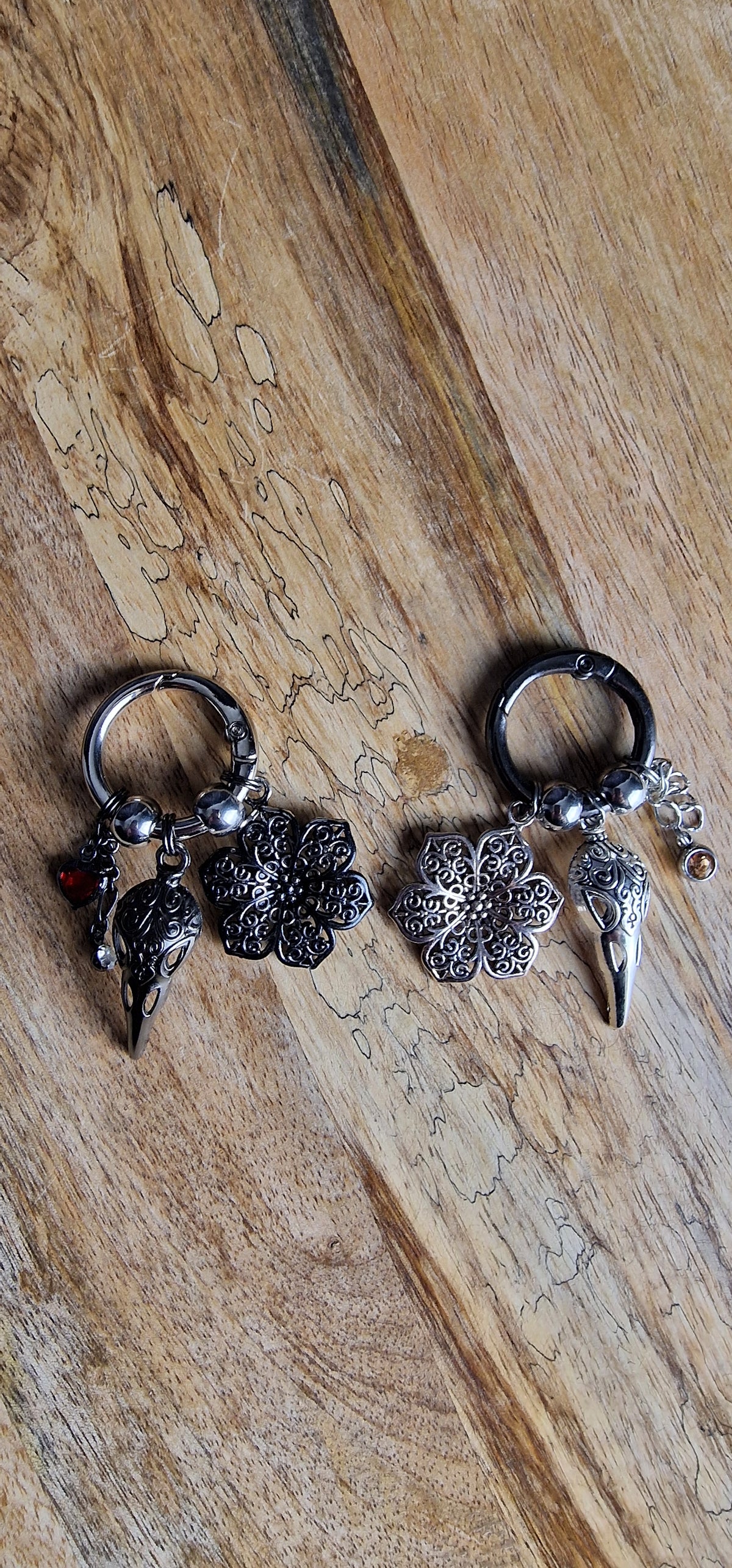 Bijoux simples sur brides arrière - Crâne de corbeau, fleur dentelle & strass