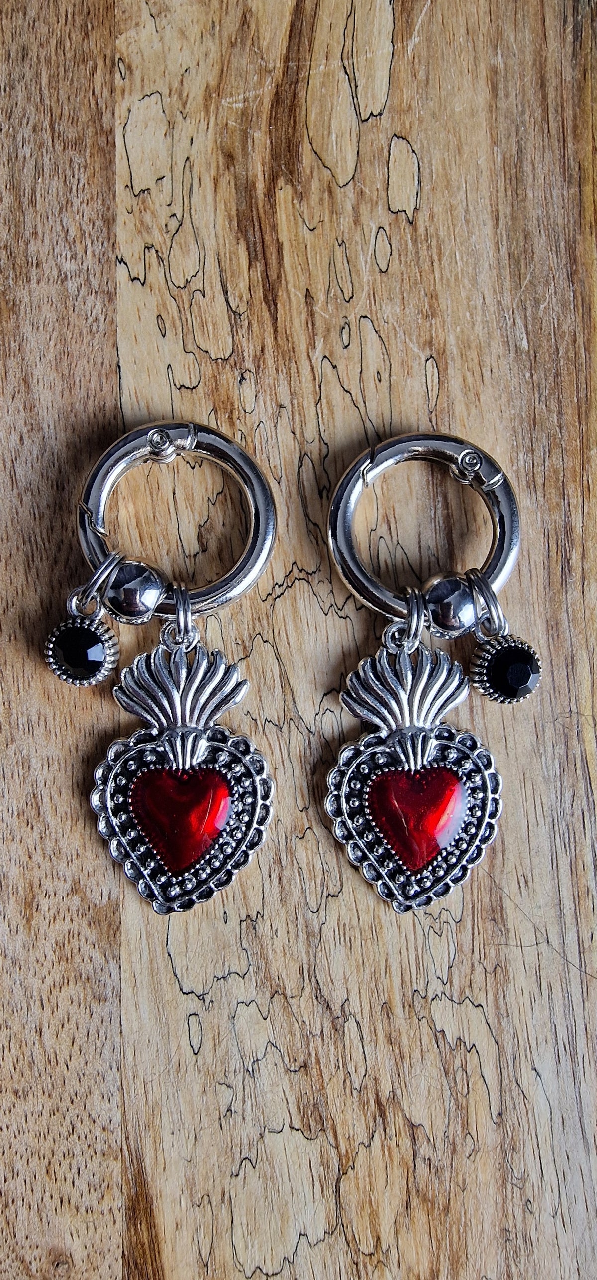 Bijoux simples sur brides arrière - Coeur Sacré & Strass noir