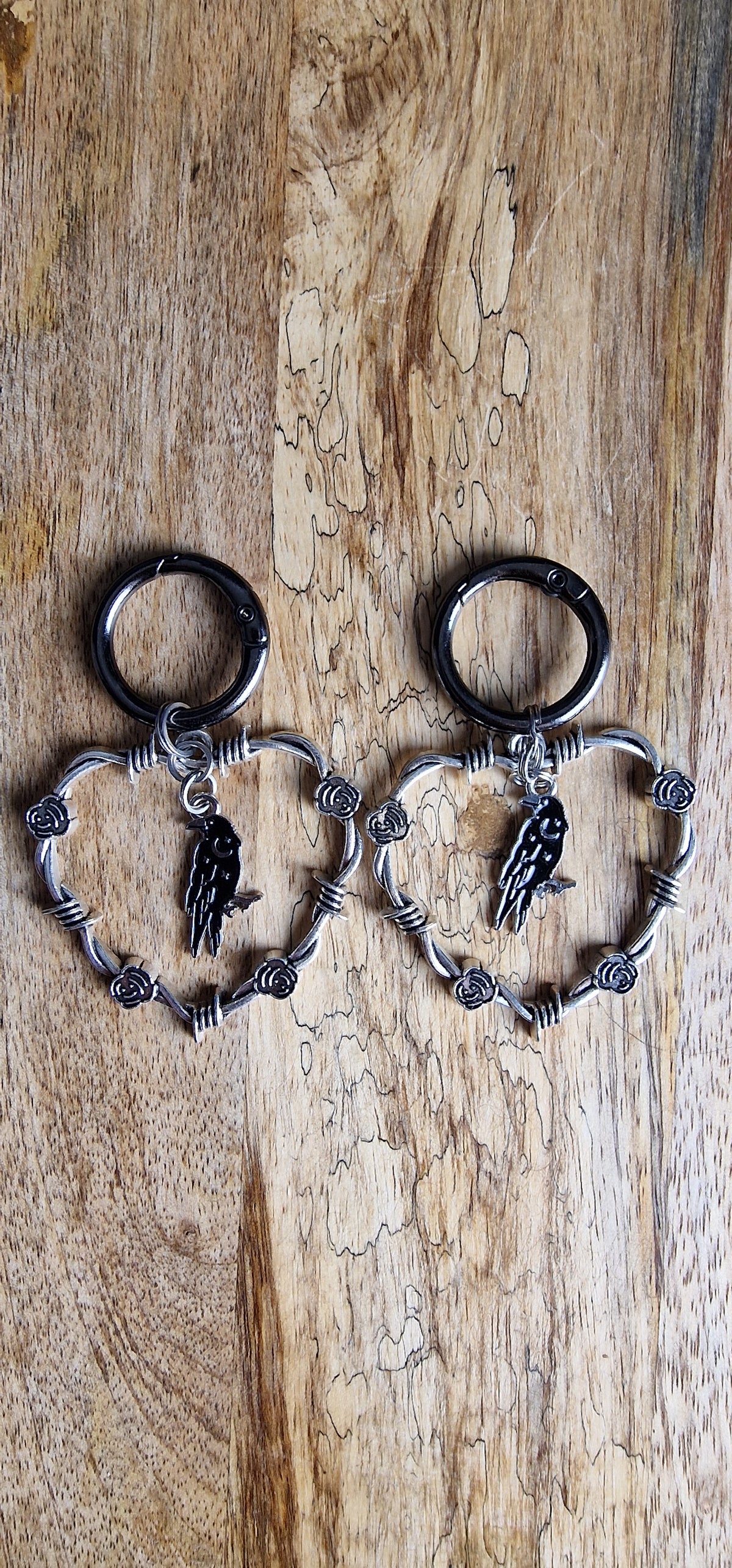 Bijoux simples sur brides arrière - Corbeau & coeur barbelé avec fleurs