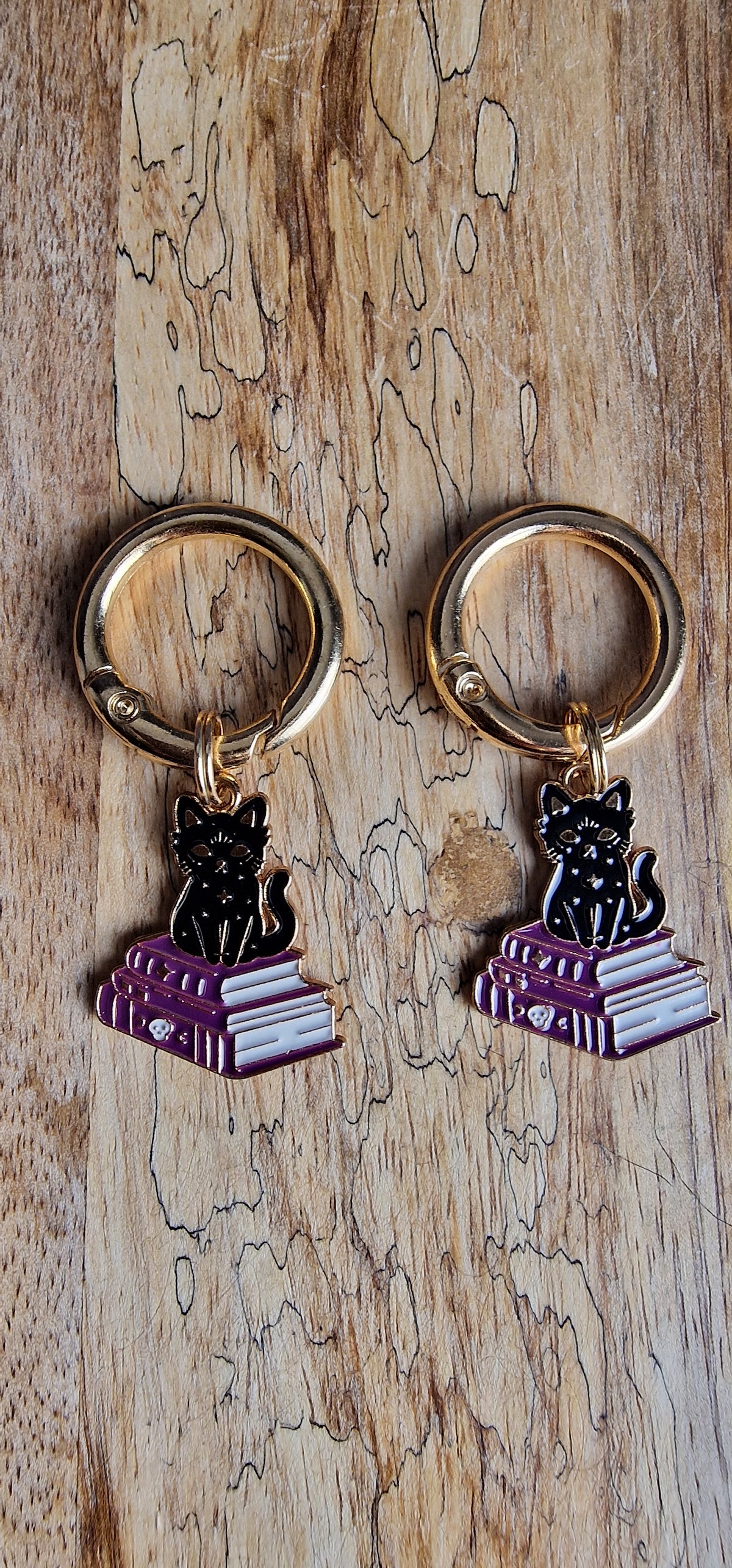 Bijoux simples sur brides arrière - Chat sur livres