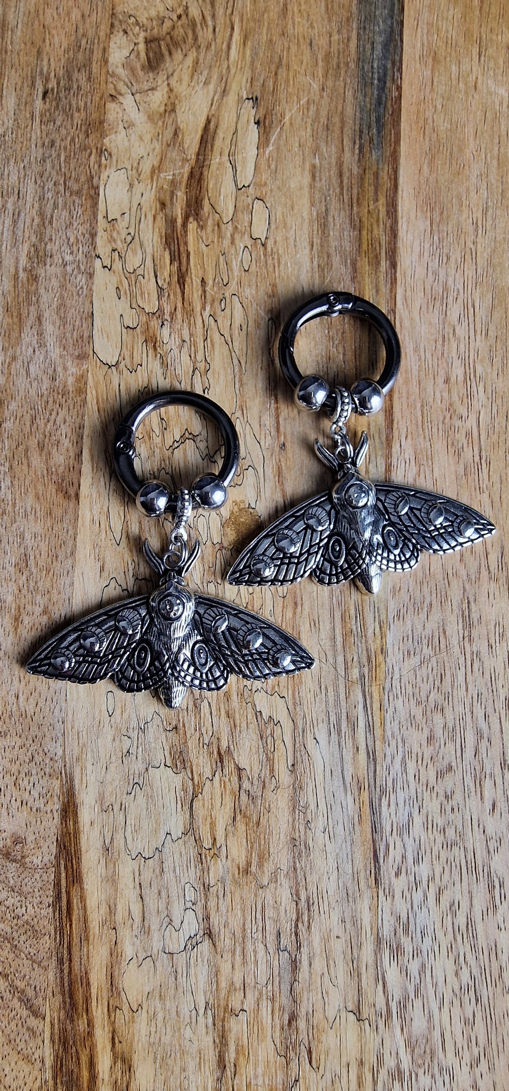 Bijoux simples sur brides arrière - papillon de nuit XXL