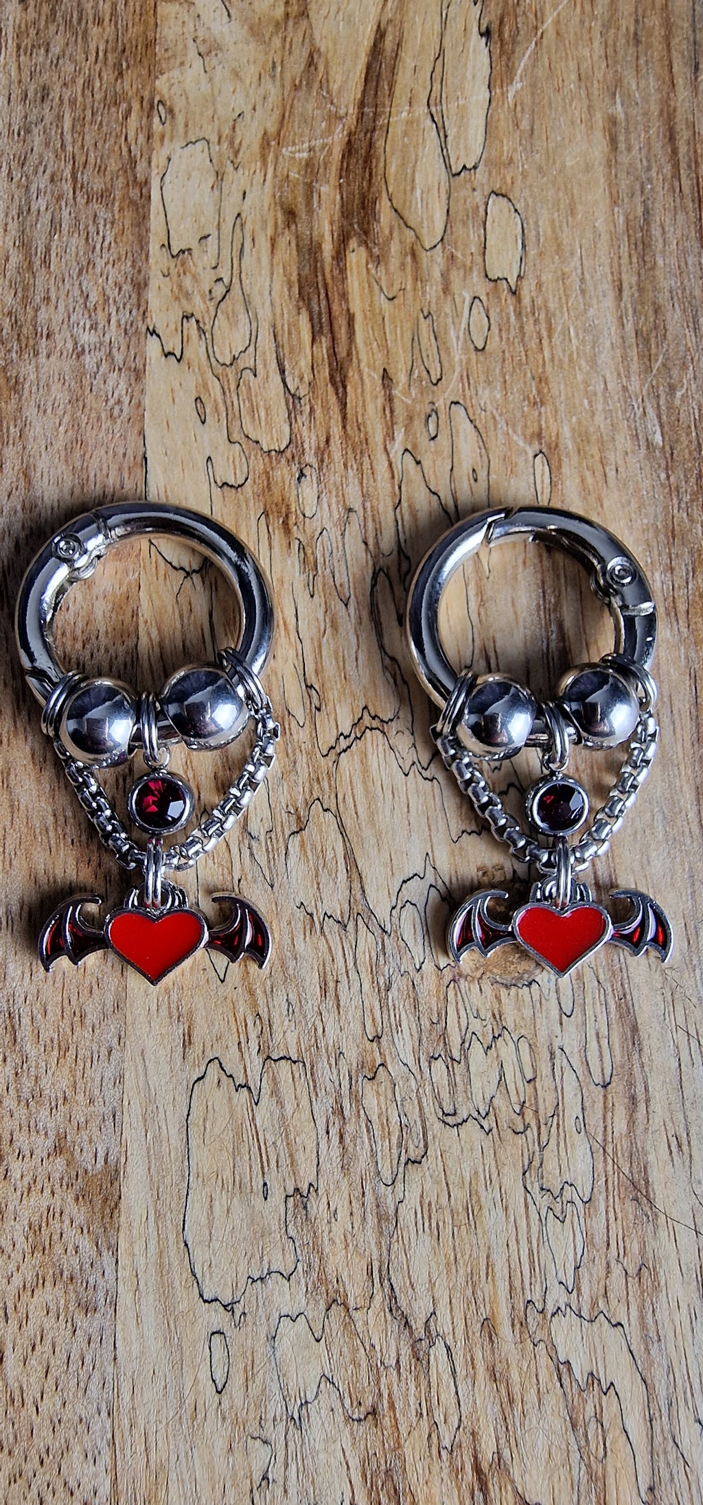 Bijoux simples sur brides arrière - Coeur ailes de chauve-souris, chainettes, strass & billes
