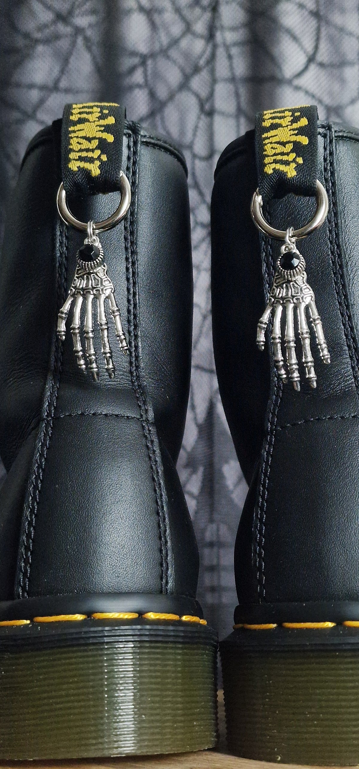 Bijoux simples sur brides arrière - Main & Strass noir