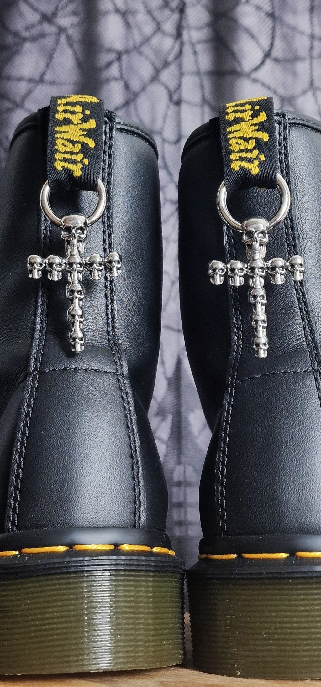 Bijoux simples sur brides arrière - crânes en croix