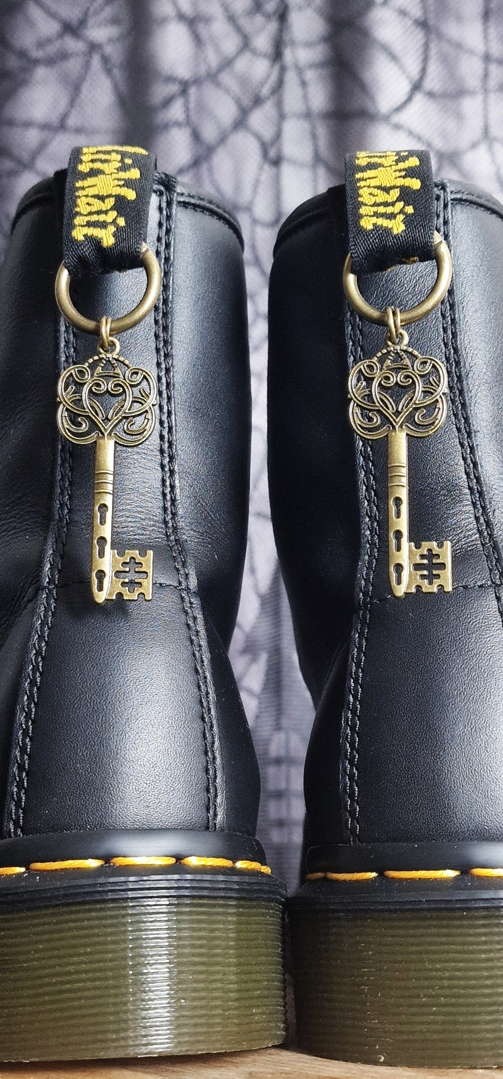 Bijoux simples sur brides arrière - clé dorée antique