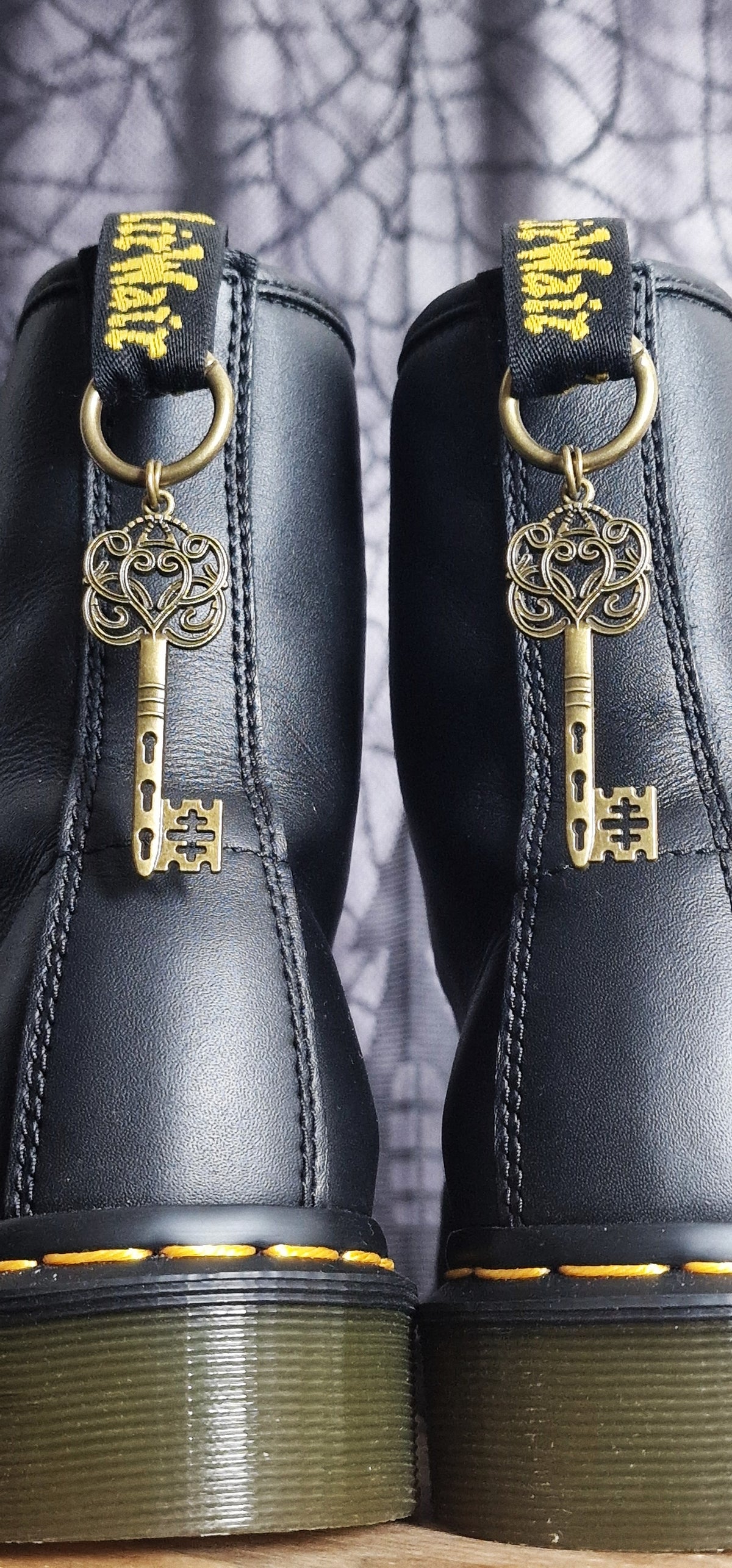 Bijoux simples sur brides arrière - clé dorée antique