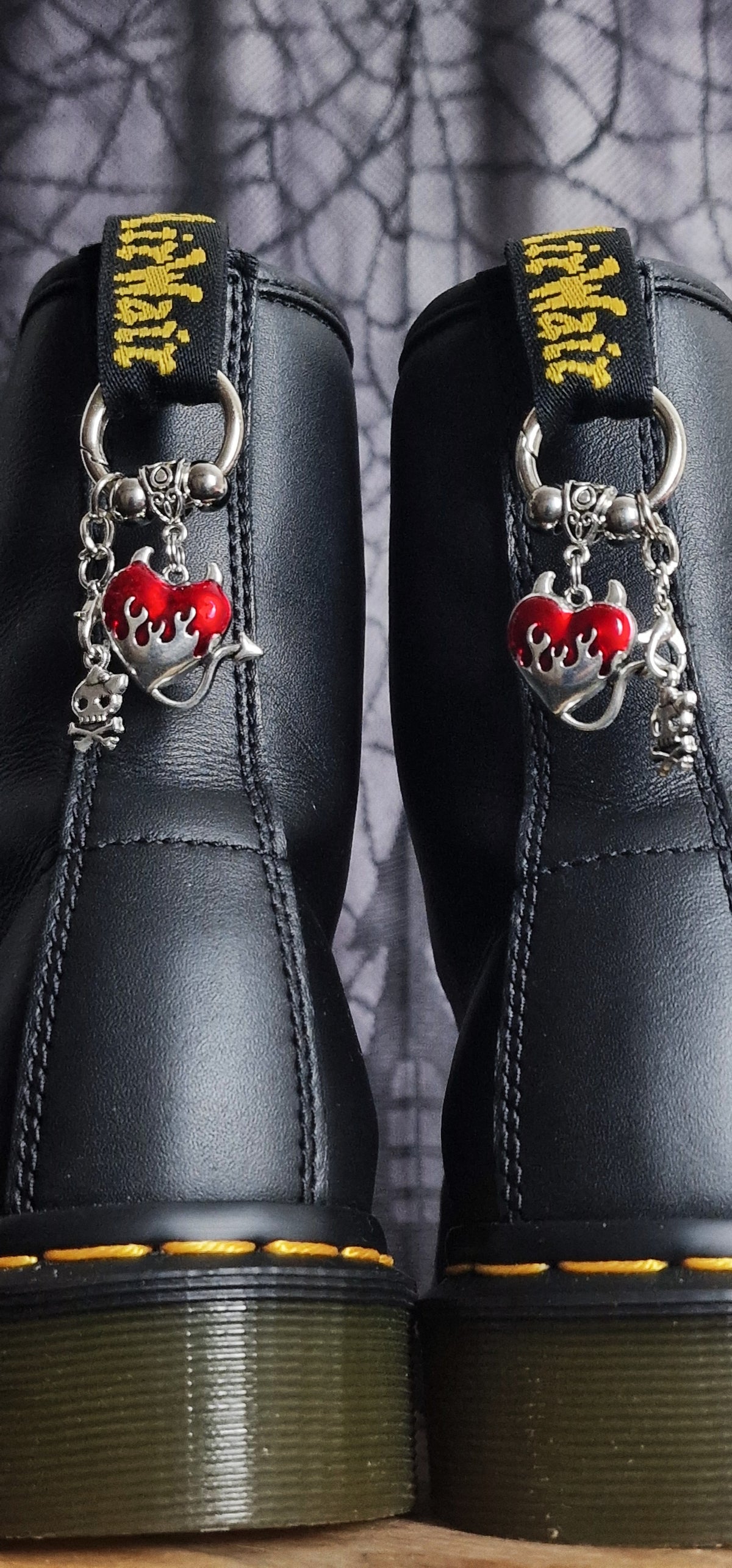 Bijoux simples sur brides arrière - Coeur endiablé et Crâne mignon