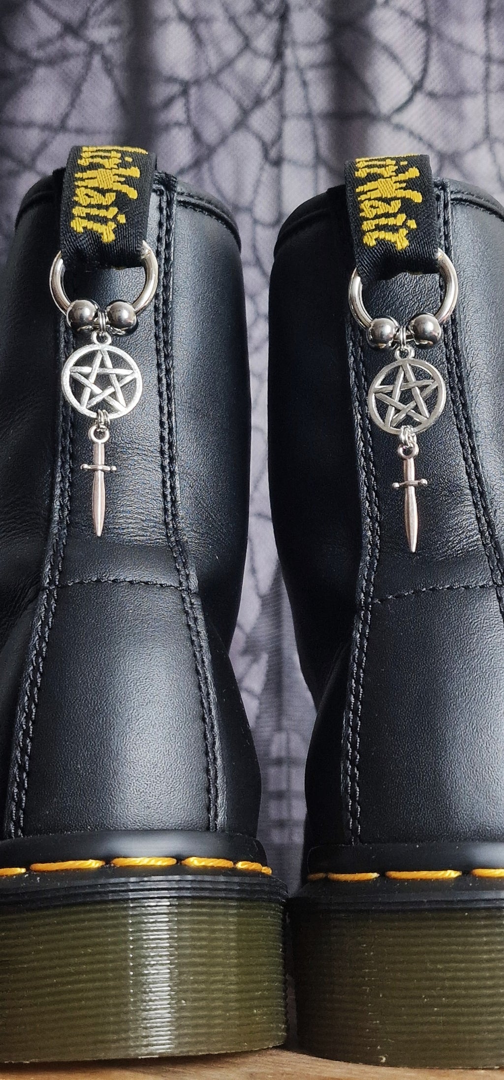 Bijoux simples sur brides arrière - Pentacle & dague