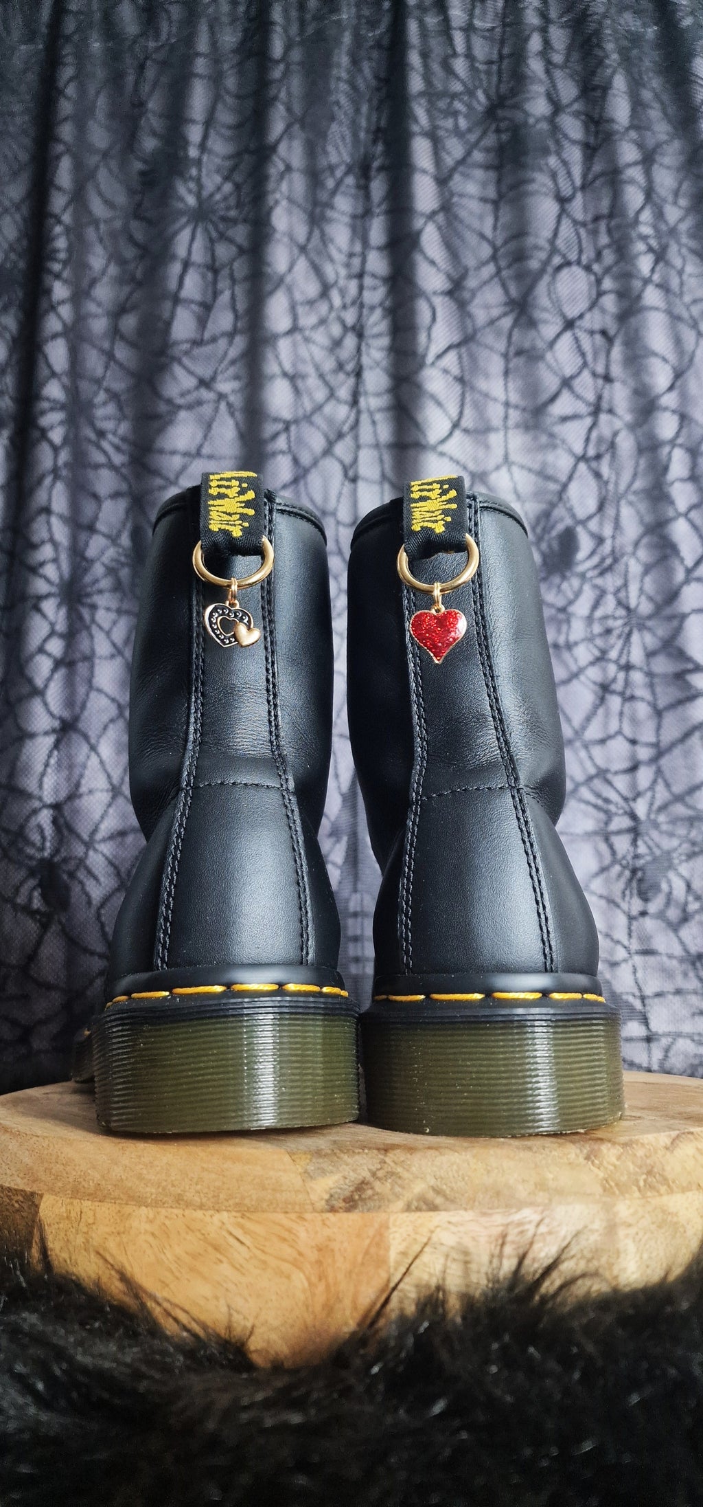 Bijoux simples sur brides arrière - Cœur rouge pailleté et cœur noir et doré